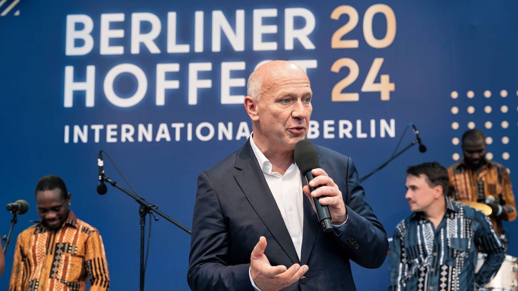 Der Bürgermeister von Berlin, Kai Wegner CDU, auf dem Hoffest am Roten Rathaus.