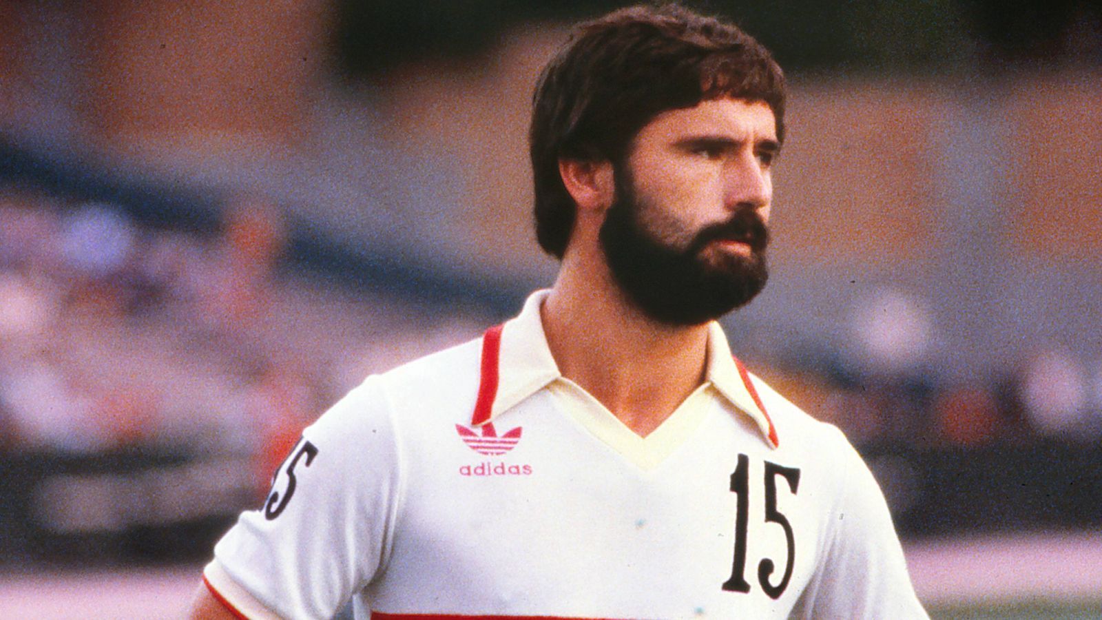 
                <strong>Gerd Müller ist tot: Eine unvergleichliche Torjäger-Karriere</strong><br>
                Seine Karriere ließ er im Ausland ausklingen, von Februar 1979 bis Dezember 1981 spielte er bei den Fort Lauderdale Strikers, 1982 dann bei den Smith Brothers Lounge Fort Lauderdale. Dort bombte er weiter: Für die Strikers erzielte er in 71 Spielen 38 Tore, für Smith Brothers Lounge Fort Lauderdale 33 Tore in 42 Partien.
              