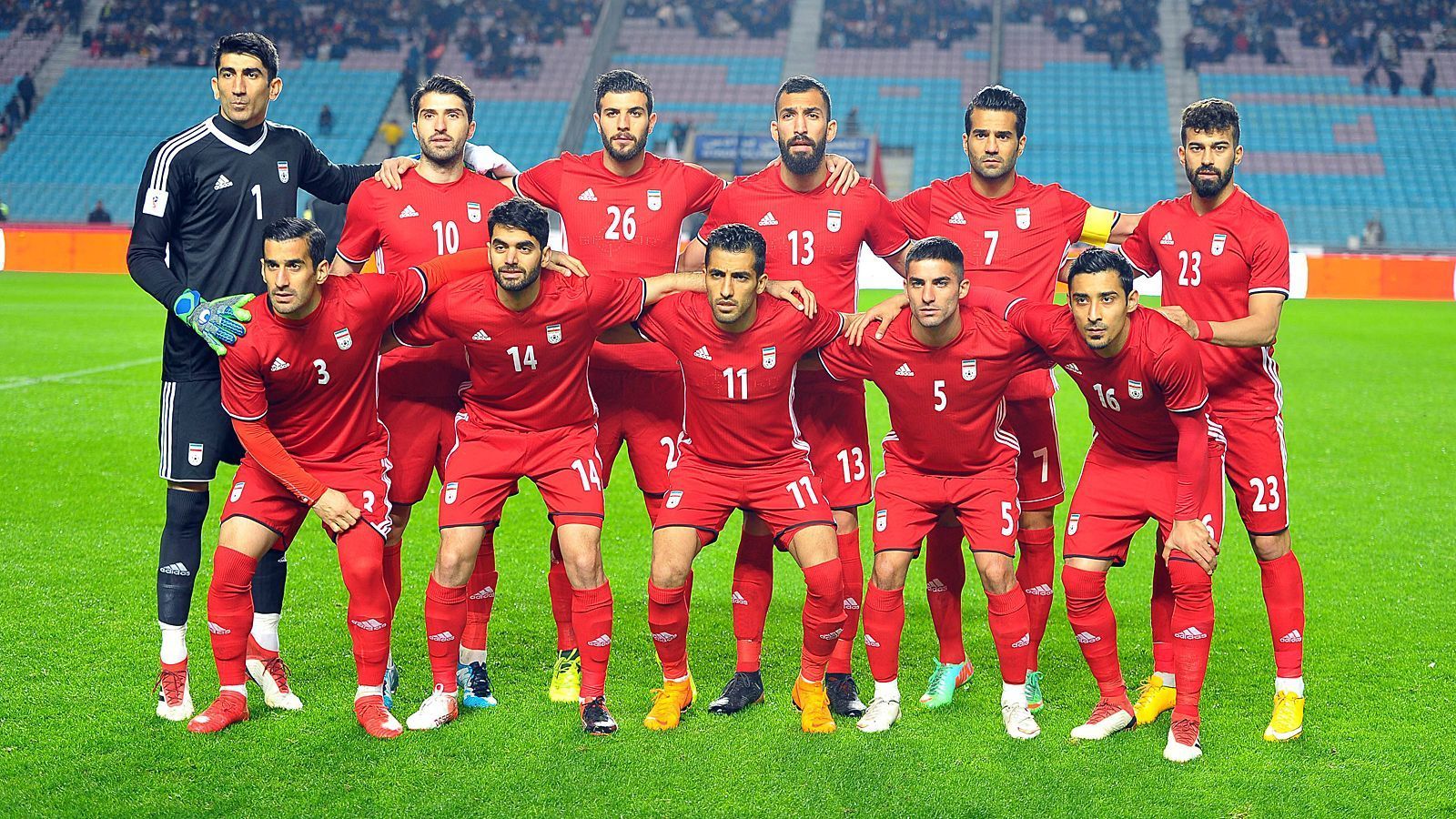 
                <strong>Gruppe B: Iran </strong><br>
                Tor: Amir Abedzadeh, Alireza Beiranvand, Rashid MazaheriAbwehr: Seyed Majid Hosseini, Mohammad Reza Khanzadeh, Milad Mohammadi, Pejman Montazeri, Morteza Pouraliganji, Ramin Rezaeian, Ali GholizadehMittelfeld: Ashkan Dejagah, Omid Ebrahimi, Saeid Ezatolahi, Ehsan Haji Safi, Alireza Jahanbakhsh, Massoud Shojaei, Mahdi Torabi, Karim Ansarifard Angriff: Vahid Amiri, Sardar Azmoun, Saman Ghoddos, Reza Ghoochannejad, Mahdi Taremi, Ahmad Abdolahzadeh 
              