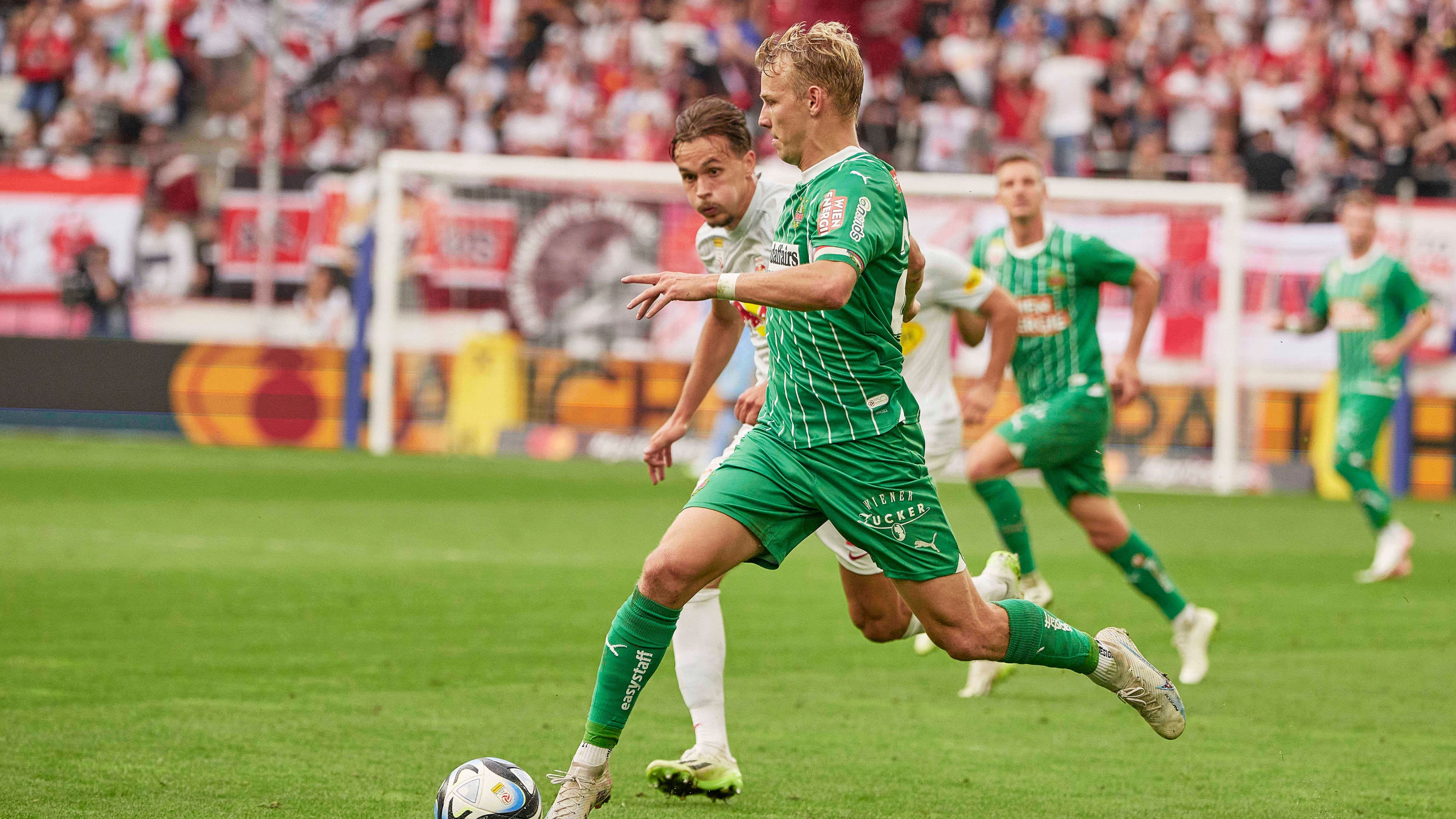 <strong>Werder Bremen&nbsp;</strong><br><strong>Zugänge:</strong>&nbsp;<br>Marco Grüll (Rapid Wien, ablösefrei, Vertrag bis 2027)<br><br><strong>Abgänge:</strong><br>Christian Groß (Karriereende)<br>Nick Woltemade (vereinslos)<br>Eren Dinkci (SC Freiburg, 5 Mio. Euro)