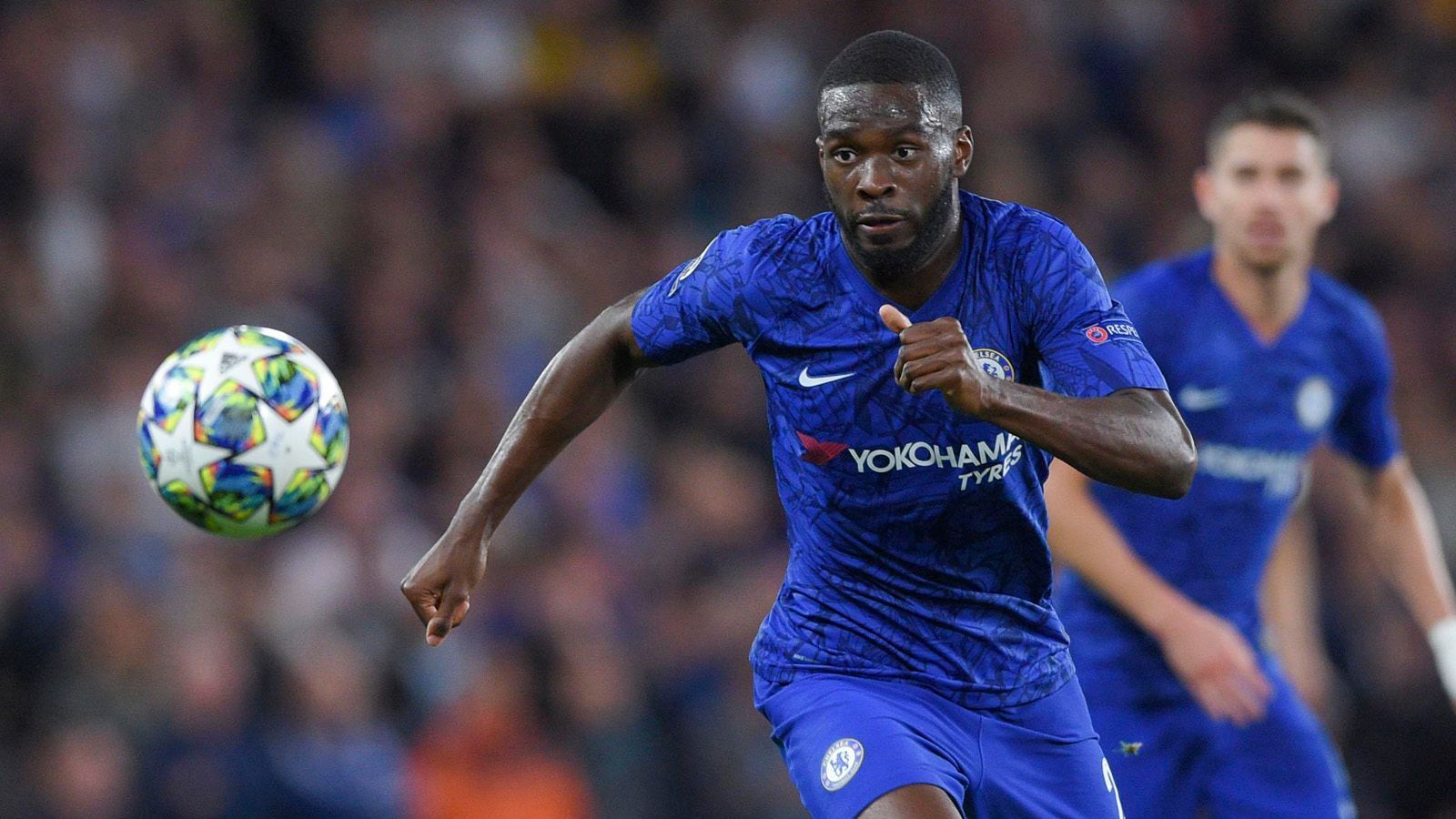 
                <strong>Fikayo Tomori (Innenverteidiger, 22 Jahre)</strong><br>
                Wie Mount war auch Fikayo Tomori Teil der Aufstiegs-Mannschaft von Derby County. Wieder zurück beim FC Chelsea, war der Innenverteidiger seit dem 3. Spieltag zunächst Stammspieler, kam in diesem Jahr allerdings nicht in Fahrt und saß bislang stets draußen. Tomori spielt seit seinem achten Lebensjahr für Chelsea. 
              