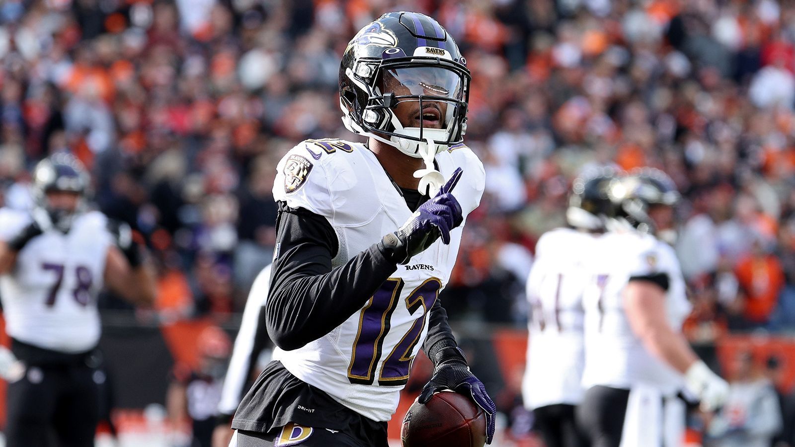 
                <strong>Rashod Bateman (Baltimore Ravens, aktuell WR38)</strong><br>
                Die Baltimore Ravens dürften in der kommenden Saison sehr stark auf ihr Laufspiel und Passspiel über Tight Ends setzen, aber das heißt nicht, dass der prädestinierte Nummer-1-Receiver erst so spät über die Ladentheke gehen sollte. Bateman dürfte einen Großteil der Receiver-Targets sehen und besonders in PPR-Formaten gut punkten. Der letztjährige Erstrunden-Pick zeichnet sich durch sehr gutes Route Running, Physis und Catching aus und dürfte dementsprechend häufig im Kurzpassspiel bedient werden. 
              