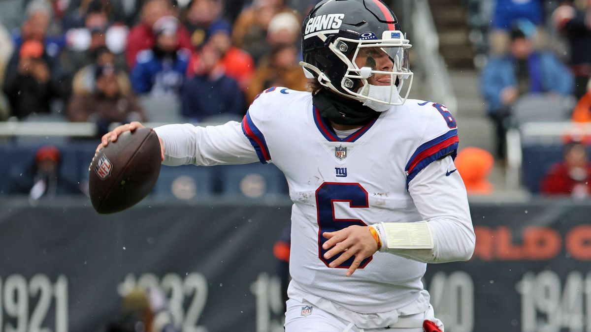 NFL, American Football Herren, USA New York Giants at Chicago Bears Nov 9, 2025; Chicago, Illinois, USA; New York Giants quarterback Jaxson Dart (6) drops back to pass against the Chicago Bears dur...