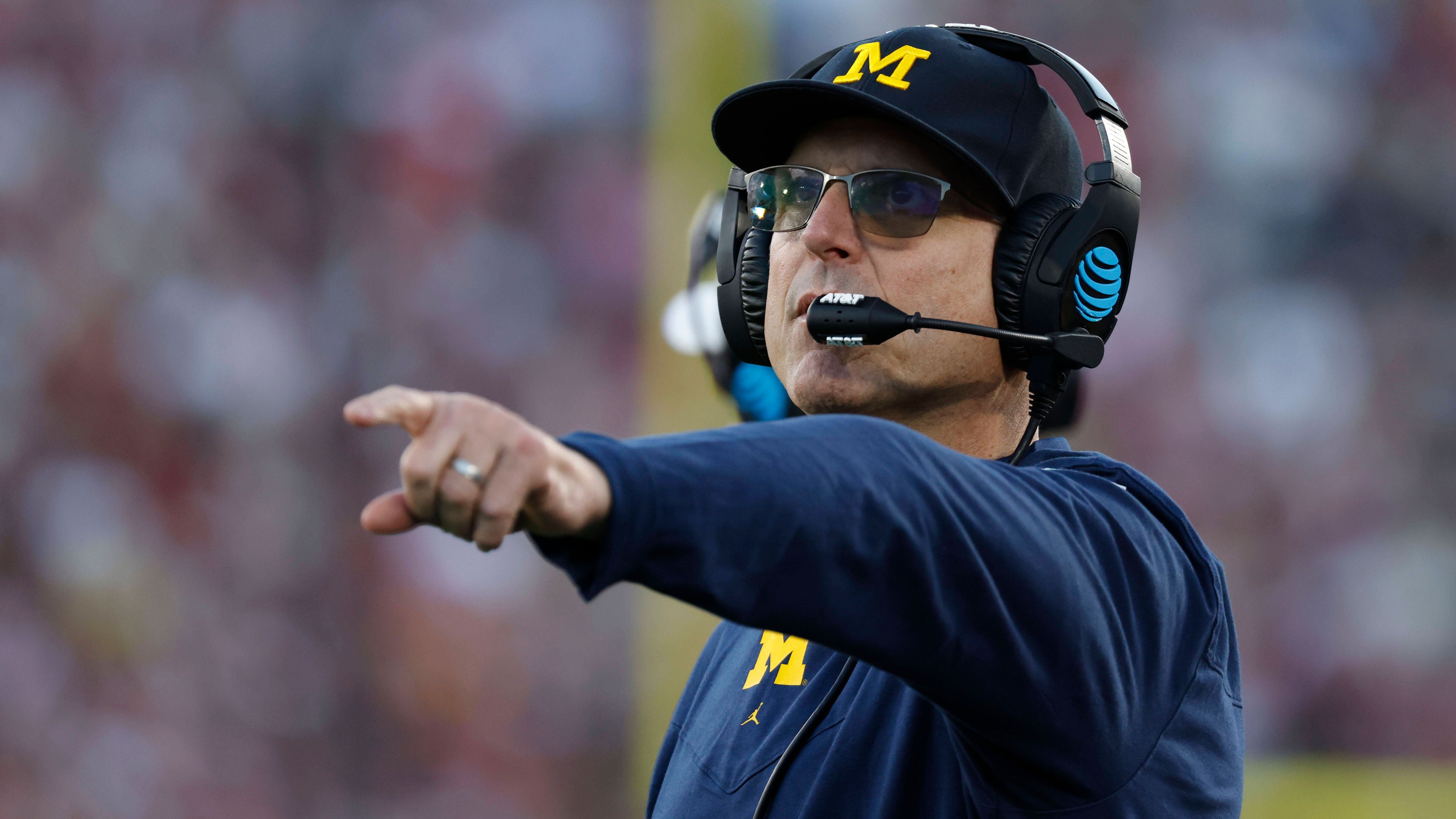 <strong>4. Michigan Wolverines vs. Neueste Hirngespinste</strong><br>Aber die Spieler haben sich davon überzeugt und zwar so sehr, dass die Realität schon keine Rolle mehr spielt. Als ihr Head Coach Jim Harbaugh zweimal in einer Saison gesperrt wurde, hieß es "Michigan gegen die Welt", als hätte die Welt sich etwas zu Schulden kommen lassen und nicht erwähnter Head Coach!