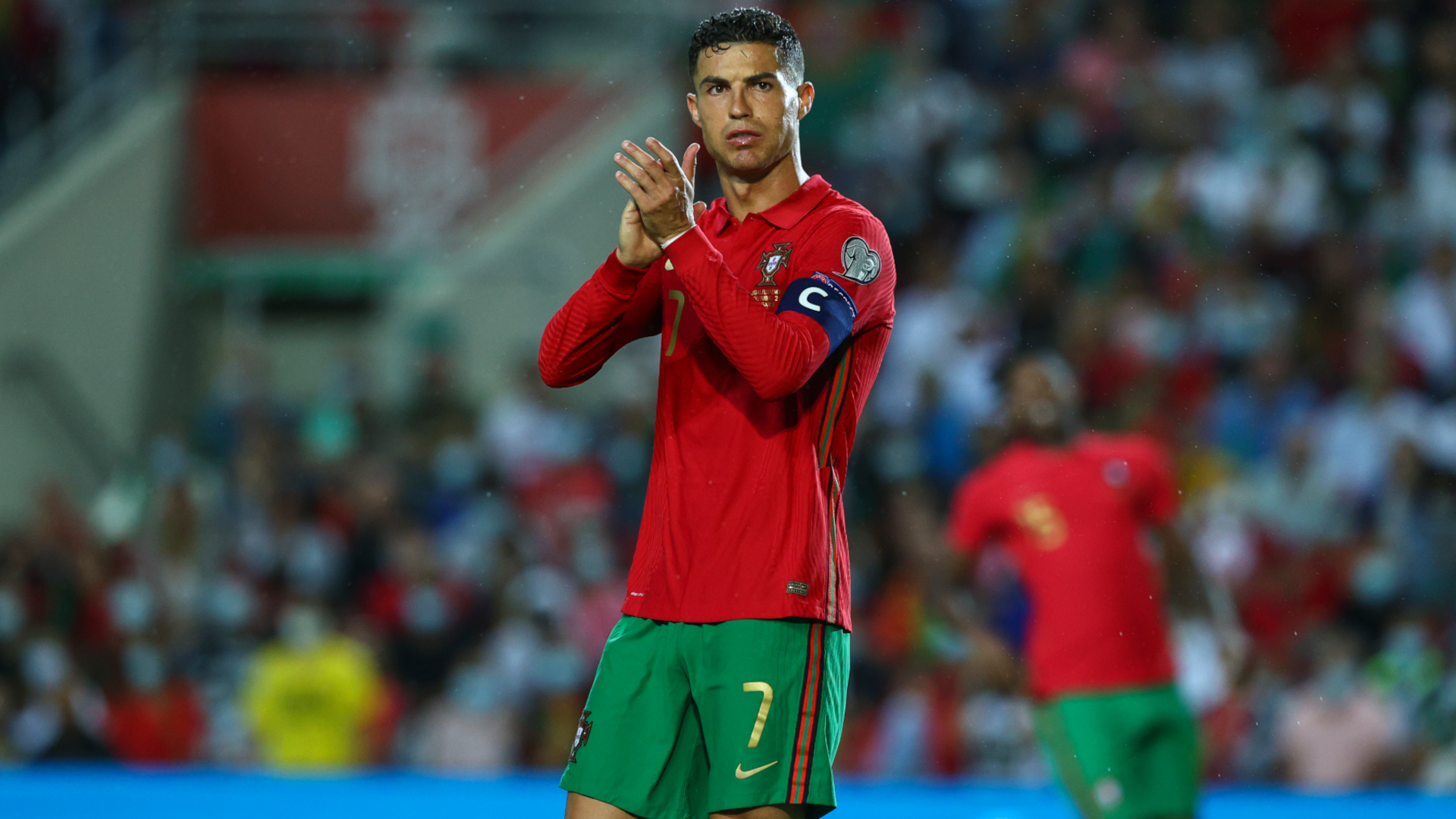 
                <strong>Portugal (Platz 2 in Gruppe A)</strong><br>
                Cristiano Ronaldo zittert um seine möglicherweise letzte WM-Teilnahme. Nach der Last-Minute-Niederlage gegen Serbien müssen die Portugiesen den Umweg über die Playoffs nehmen. Serbien löste mit dem Sieg im letzten Gruppenspiel das WM-Ticket.
              