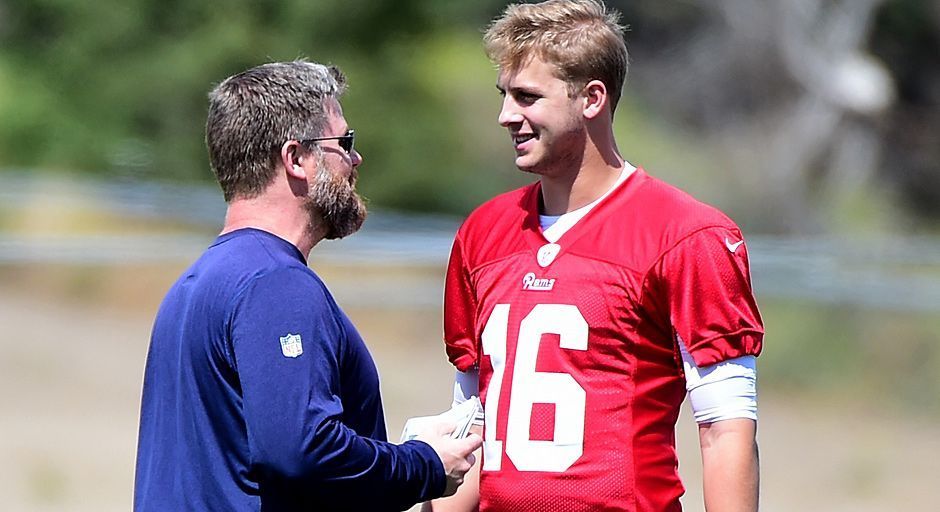 
                <strong>Jared Goff trainiert bei den Rams</strong><br>
                Auch mit Offensive Coordinator Rob Boras stand zunächst ein Plausch an. "Es macht einfach Spaß, mit den Jungs draußen zu sein und nach dem ganzen Draft-Prozess wieder Football zu spielen", sagte Goff.
              