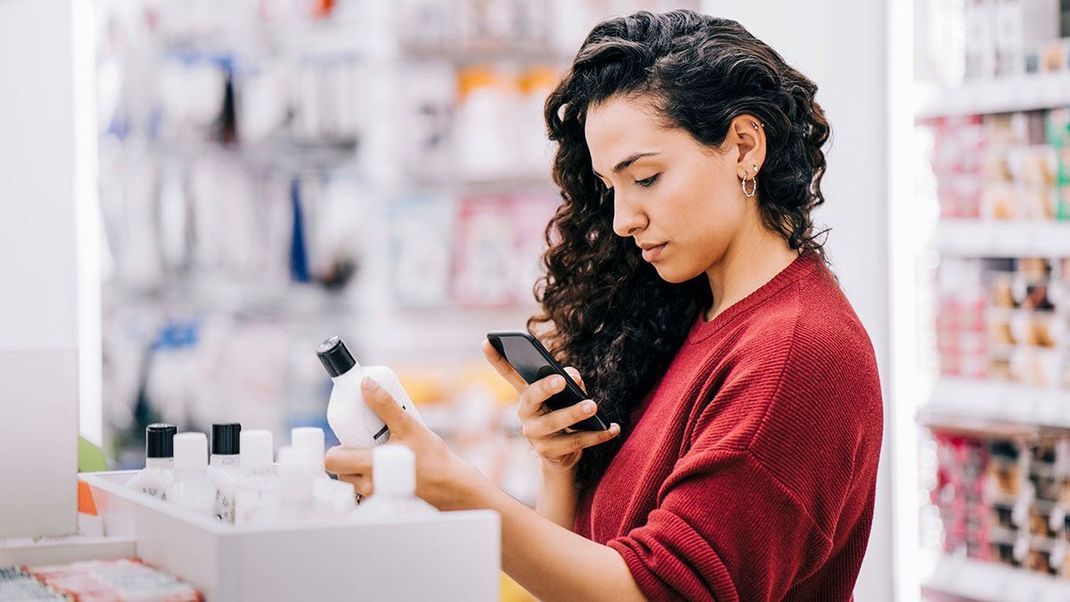 Smartphone Apps und Checklisten helfen uns Mikroplastik in Kosmetikartikeln zu erkennen! 