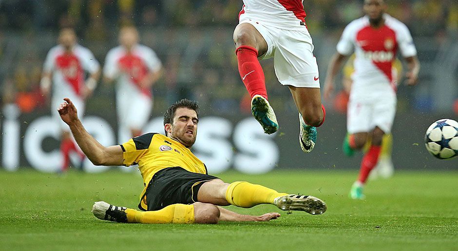 
                <strong>Sokratis</strong><br>
                Unterschätzt die Situation etwas, die zum Elfmeter führt. Sokratis kann gegen Mbappe früher klären und hält ihn dann (etwas) fest - unglücklich. Dafür mit einer starken Grätsche bei einem Monaco-Konter kurz vor der Pause. In der zweiten Halbzeit ohne Fehler, aber mit einem leider folgenschweren Missverständnis mit Piszczek, das zum 1:3 führt.
              