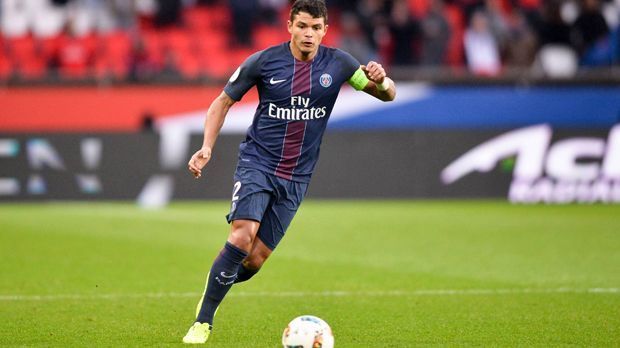 
                <strong>Thiago Silva (Paris Saint-Germain)</strong><br>
                Ihm kann so schnell niemand etwas vormachen: Thiago Silva ist vierfacher französischer Meister und zweifacher Pokalsieger. Doch der Kapitän von Paris Saint-Germain erkannt nun neidlos an, dass Monaco in der aktuellen Saison stärker ist: "Wir haben die Meisterschaft verloren. Sie haben eine gute Saison gespielt, deshalb muss ich sie beglückwünschen", so der 32-jährige Brasilianer bei den UNFP-Awards.
              