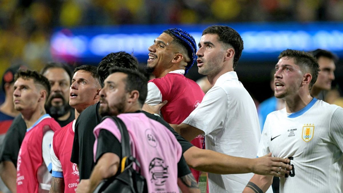 Besorgte Uruguay-Spieler blicken auf die Tribüne