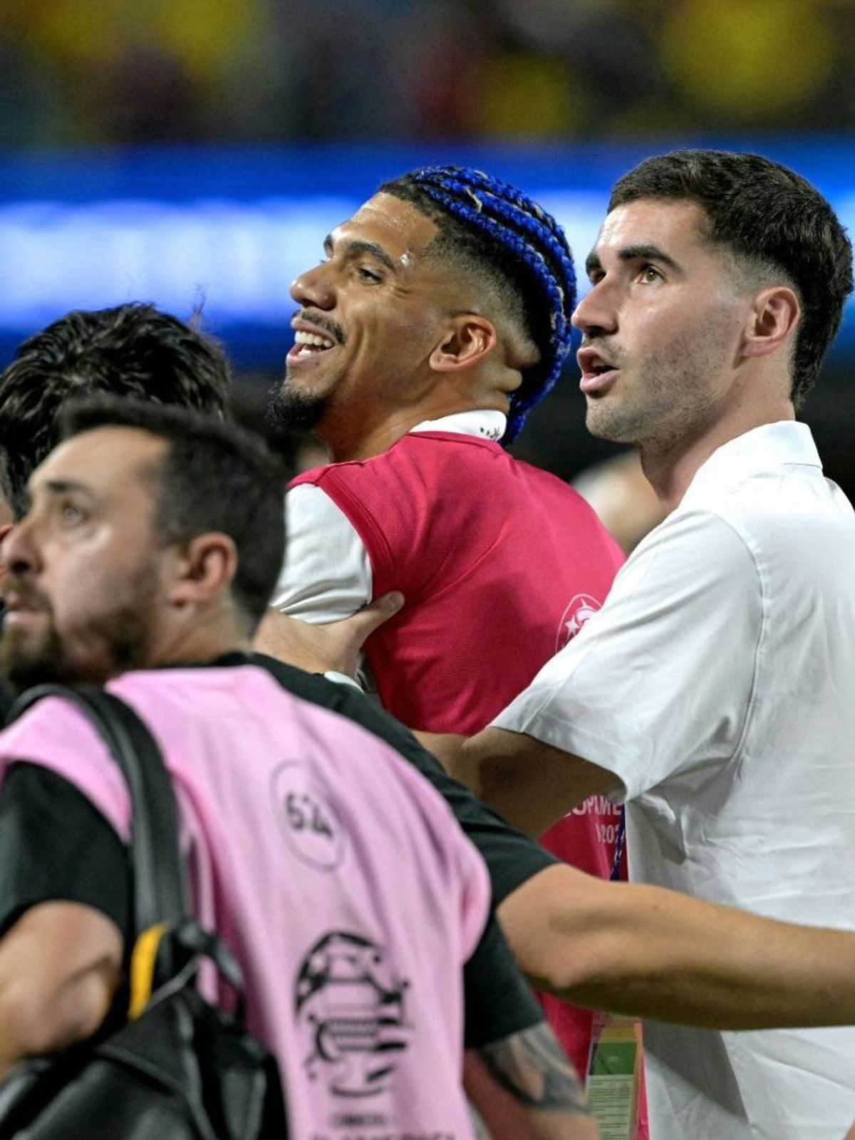 Besorgte Uruguay-Spieler blicken auf die Tribüne