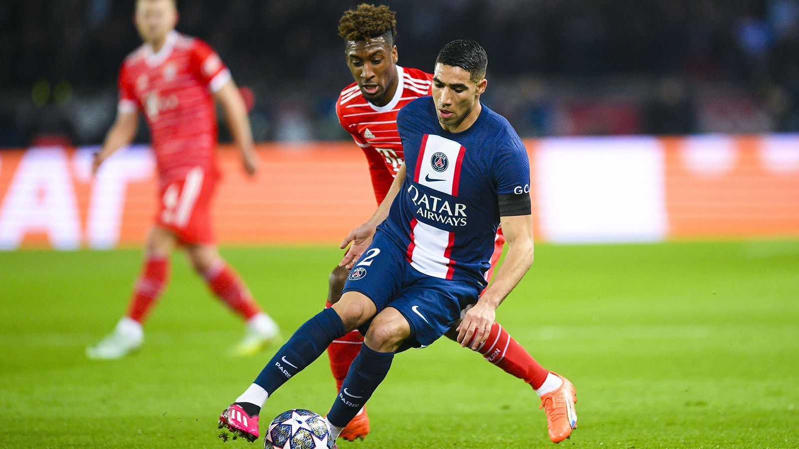 
                <strong>Achraf Hakimi (Paris St. Germain)</strong><br>
                Der Ex-Dortmunder kommt kaum einmal zu seinen gewohnten Vorstößen über die rechte Außenbahn, weil der Rechtsverteidiger fast durchgehend mit Defensiv-Aufgaben gegen die aggressiven Bayern beschäftigt ist. Und dabei macht der marokkanische Nationalspieler Achraf Hakimi nicht immer die beste Figur, wie etwa in der 34. Minute, als er nicht in den Zweikampf mit Coman kommt, der daraufhin abziehen kann. In der Pause bleibt Hakimi in der Kabine, wird durch Kimpembe ersetzt. ran-Note: 4 
              