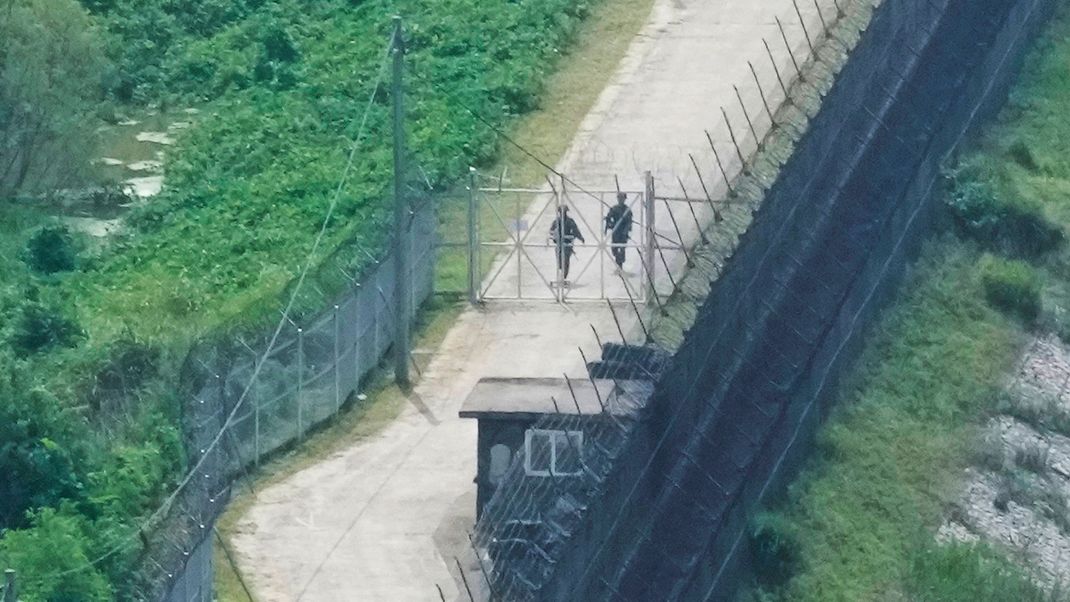 Soldaten der südkoreanischen Armee patrouillieren entlang des Stacheldrahtzauns in Paju, Südkorea, nahe der Grenze zu Nordkorea.