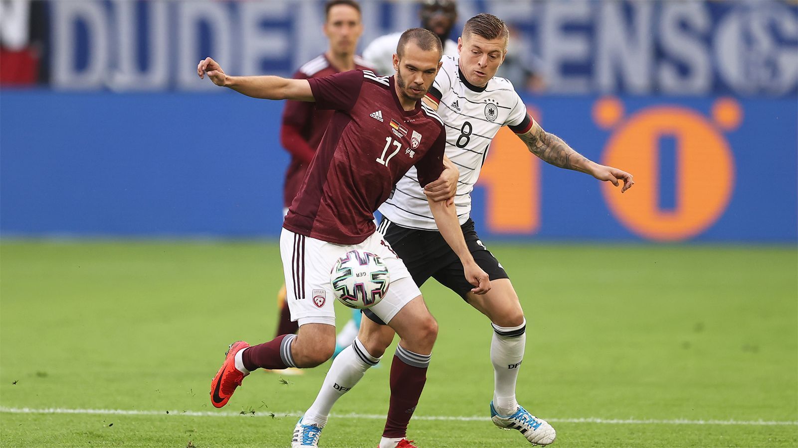 
                <strong>Toni Kroos</strong><br>
                Weniger präsent in der Zentrale als Gündogan. Dirigierte das Spiel nicht so sicher wie sonst und wirkte weniger handlungsschnell, zudem mit dem ein oder anderen unsauberen Pass. Steigerte sich mit zunehmender Dauer der Partie, blieb aber unter seinen Möglichkeiten. ran-Note: 4
              