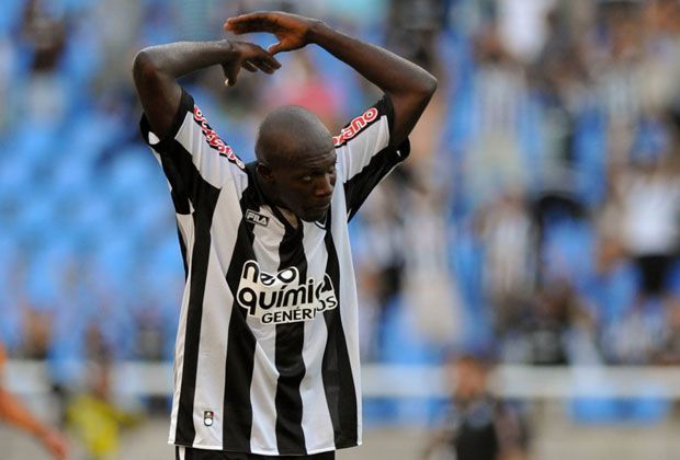
                <strong>Die vorgetäuschte Entführung</strong><br>
                Paulo Rogério Reis Silva - oder einfach Somalia - von Batafogo Rio de Janeiro täuschte seine Entführung vor, um nachts mit Freunden feiern gehen zu können. Doch seine eigene Sicherheitskamera filmte ihn, als er um vier Uhr morgens betrunken heimkehrte.
              