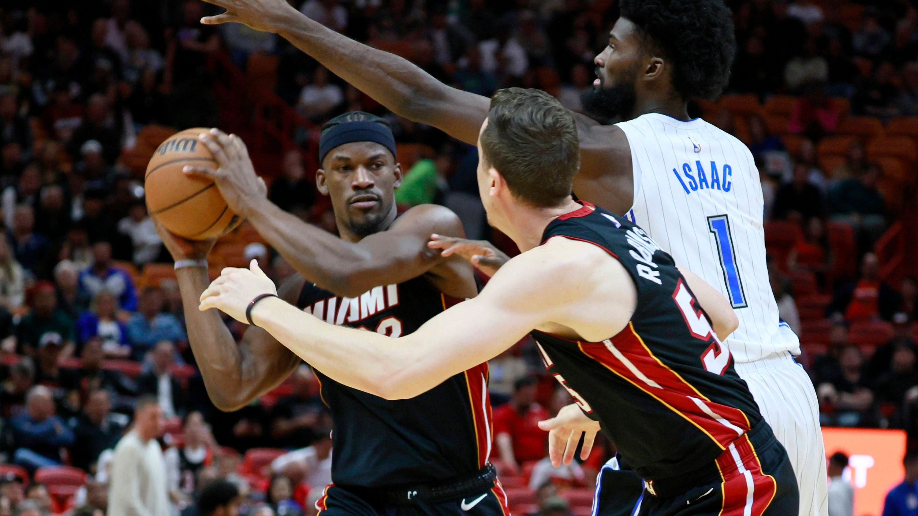 <strong>16. Miami Heat (zuvor Rang 14, 28:24)</strong> <br>Nach sieben Niederlagen in Folge hat Miami wieder Schwung aufgenommen. Die Heat konnten zuletzt vier aus fünf Spielen für sich entscheiden. Nun geht es gegen die Top-Teams aus dem Osten. Boston, Milwaukee und Philly warten auf die Truppe um Superstar Jimmy Butler.