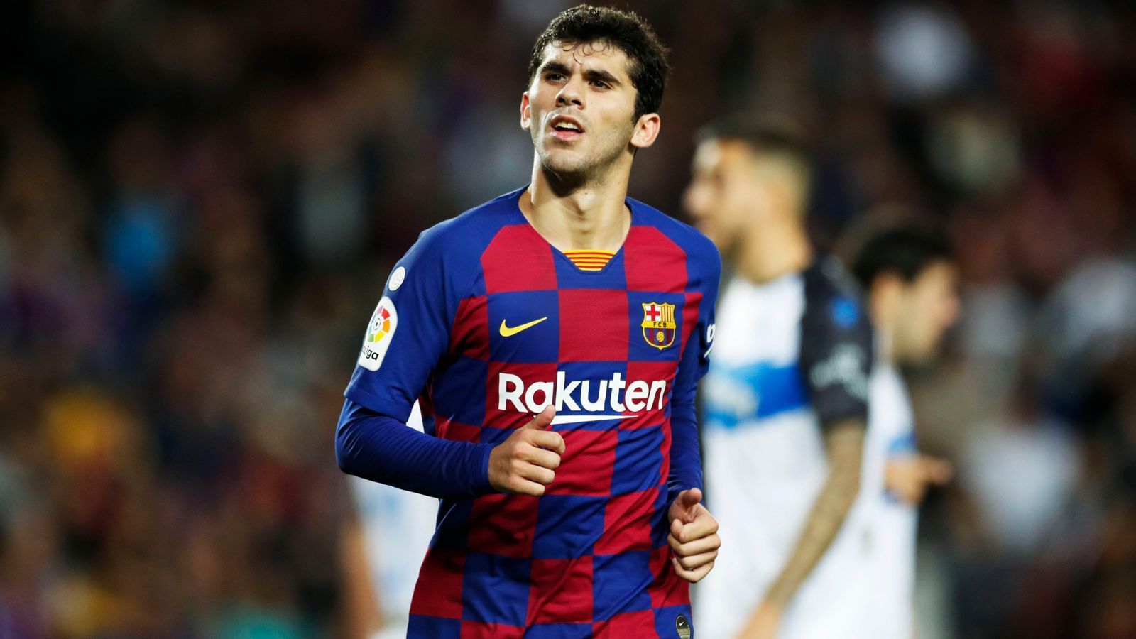 
                <strong>Carles Alena</strong><br>
                Auch der 22-jährige Carles Alena entsprang dem eigenen Nachwuchs des FC Barcelona. Der Mittelfeldspieler wurde in der Rückrunde der vergangenen Saison an Real Betis Sevilla verliehen, um dort Spielpraxis zu sammeln. Mit Erfolg: Alena absolvierte 17 Ligaspiele. Zurück in Barcelona, verbringt er die meiste Zeit wieder auf der Bank. Lediglich zwei Liga-Einsätze kamen in dieser Saison zustande. Alena, der einen Vertrag bis Sommer 2022 besitzt, dürfte den Verein wohl verlassen. Sein Marktwert soll bei 18 Millionen Euro liegen.  
              