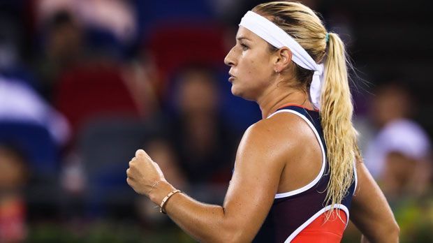
                <strong>Dominika Cibulkova (nicht qualifiziert - 3445 Punkte)</strong><br>
                Auch die quirlige Slowakin hätte mit einem Turniererfolg in Peking das Ticket sicher gehabt. Nach ihrer Zweitrunden-Niederlage gegen Alize Cornet muss sie jedoch auf Patzer ihrer Kontrahentinnen hoffen, um einen der ersten acht Plätze einzunehmen. Mit ihrem Finaleinzug in Wuhan Ende September hat sich die Nummer zehn der Welt eine Karriere-Bestmarke gesetzt und ist nun ganz nah dran, sich das erste Mal für das letzte große Turnier des Jahres zu qualifizieren. Ein Triumph diese Woche in Linz wäre der nächste große Schritt.
              