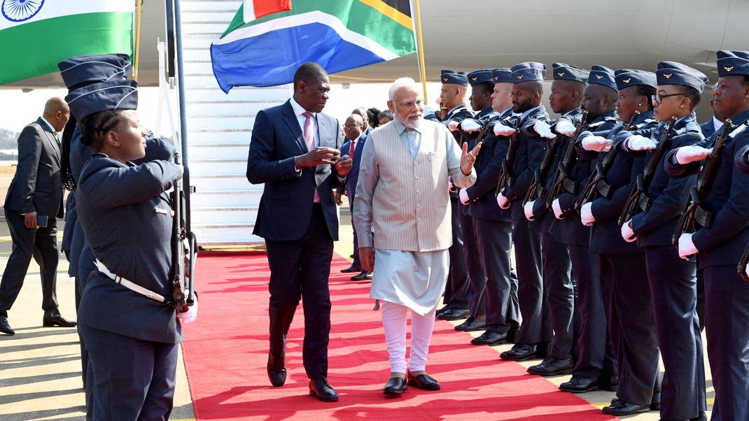 Indiens Premierminister Narendra Modi wird von Südafrikas Vizepräsident Paul Mashatile bei seiner Ankunft empfangen.