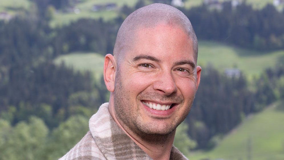 Lukas würde sich über Bewerbungen von treuen, hilfsbereiten, zuvorkommenden, sportlichen und tierlieben Frauen freuen, die so wie er eine Familie gründen wollen.