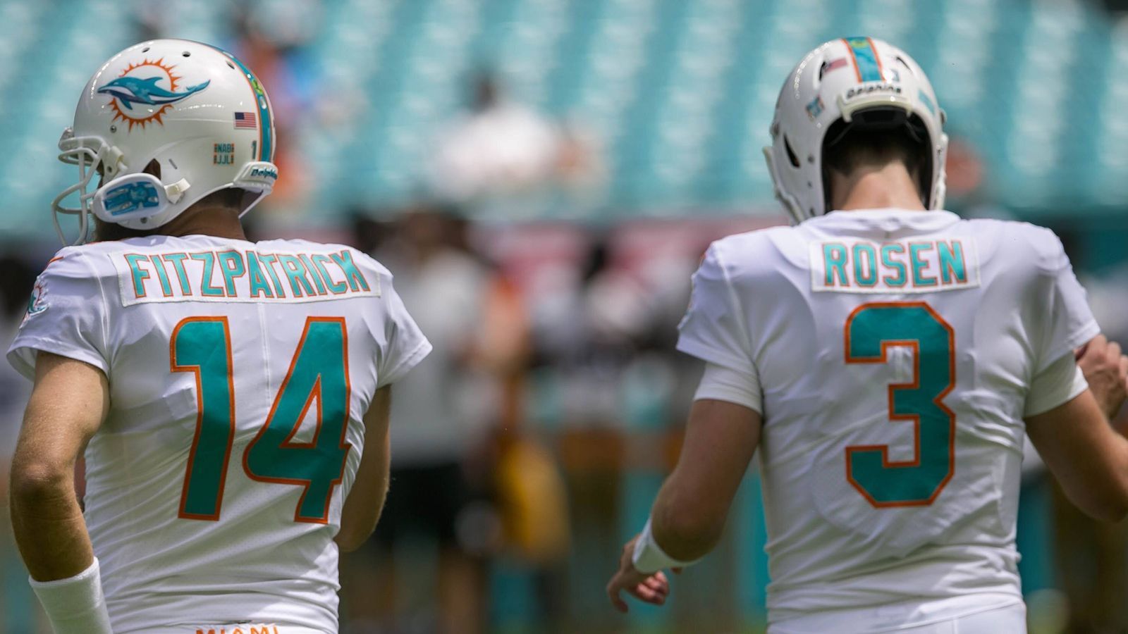 
                <strong>Doppelte Dolphins-Deppen</strong><br>
                Es ist im Grunde egal, wer bei den Miami Dolphins wirft, das Team ist nach den beiden Klatschen und 102 kassierten Punkten schon jetzt die große Lachnummer der Liga. Und die beiden Quarterbacks sind mittendrin. Gegen die Patriots sorgte Fitzpatrick für mehr Pats-Touchdowns durch Interceptions (2) als für das eigene Team (0). Das Bittere: Es ist kein Ende des Dolphins-Desasters in Sicht.
              