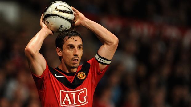 
                <strong>Gary Neville</strong><br>
                Rechter Verteidiger: Gary Neville. Der neue Trainer von Valencia war zur aktiven Zeit von Ronaldinho bei den Red Devils gesetzt. Auf dem Platz trafen beide Legenden nur ein Mal aufeinander. 
              