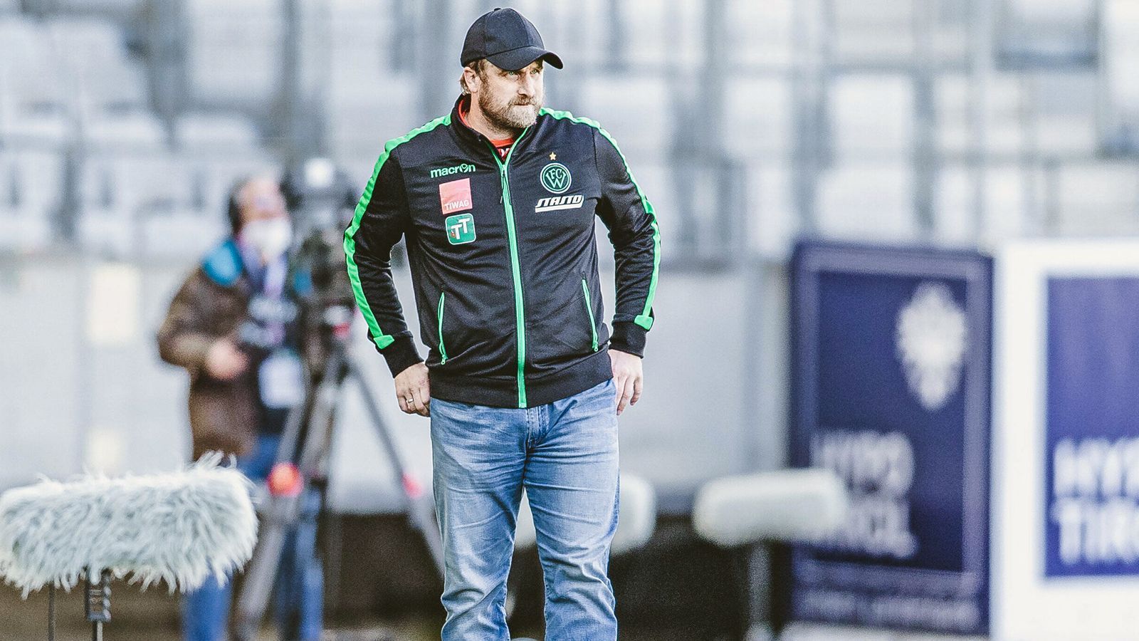 
                <strong>Daniel Bierofka (Wacker Innsbruck/2. Liga, Österreich)</strong><br>
                Auch im benachbarten Österreich gibt es unterklassig den ein oder anderen großen Trainer-Namen. Beim Zweitligisten Wacker Innsbruck kämpfte zuletzt die 1860-Ikone Daniel Bierofka um den Aufstieg mit den Tirolern. Erst am letzten Spieltag musste Innsbruck die Hoffnung aufgeben, weil Wacker in der Tabelle nach einer überraschenden Pleite hinter Austria Klagenfurt (mit Ex-1860-Trainer Peter Pacult) zurückfiel. Das Trainerhandwerk lernte Bierofka - wie sollte es anders sein - bei seinen "Löwen". Der Ex-Nationalspieler führte 1860 nach dem Zwangsabstieg im Jahr 2017 zurück in die 3. Liga und hielt sich bis Ende 2019 im Amt. Ein halbes Jahr nach dem Aus beim Münchner Traditionsklub heuerte er in Innsbruck an.
              