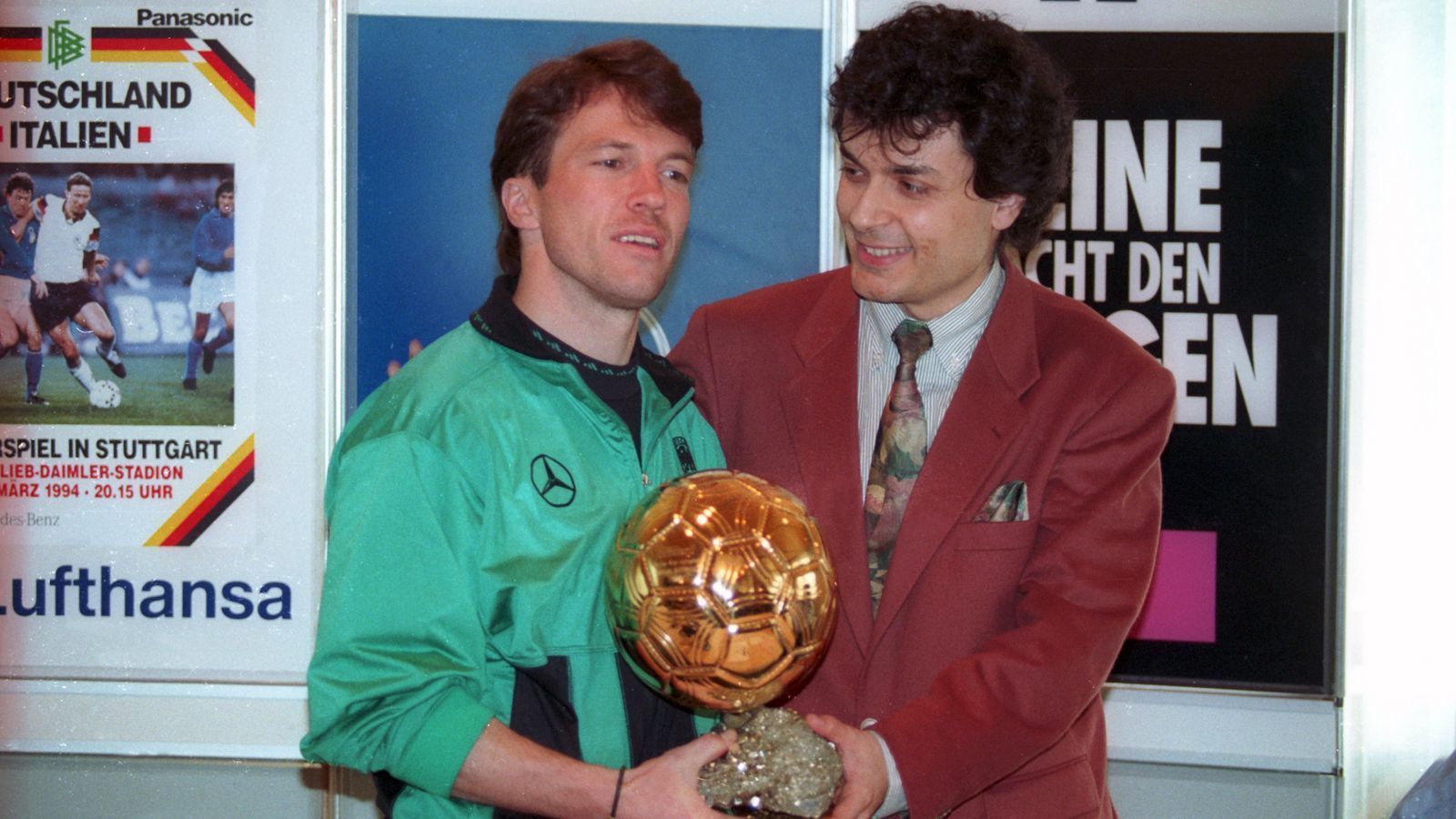 
                <strong>Lothar Matthäus (1991)</strong><br>
                Der erste Weltfußballer, der 1991 gekürt wurde, war der bis heute einzige deutsche Spieler: Lothar Matthäus. Der damalige Star von Inter Mailand setzt sich bei der Wahl des Ballon d'Or gegen den Franzosen Jean-Pierre Papin und den Engländer Gary Lineker durch.
              