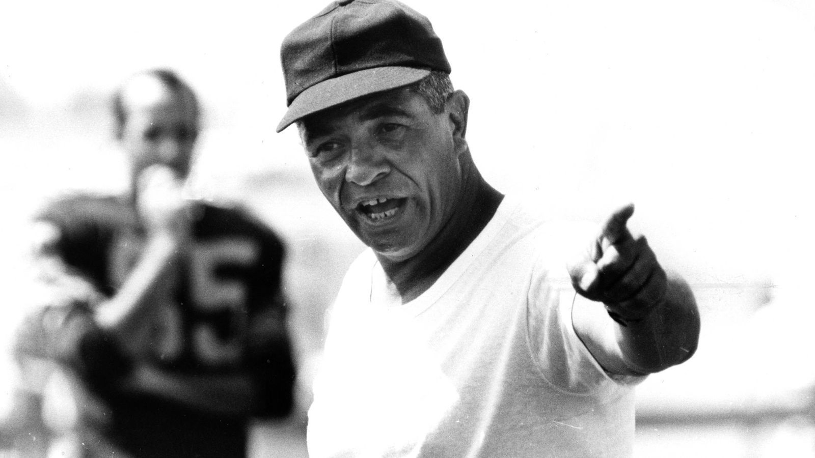 
                <strong>Nette Willkommensgeschenke</strong><br>
                Die Packers hatten für ihren Rivalen ein paar nette Willkommensgeschenke parat: Denn in den ersten fünf Spielzeiten in der NFL von 1961 bis 1965 schlugen die Packers unter Trainer Vince Lombardi (im Bild) die Vikings in neun der ersten zehn Begegnungen. Die Vikings rächten sich ein Jahrzehnt später, denn in den vier Super-Bowl-Saisons (1969, 1973, 1974, 1976) gewannen die Vikings sieben von acht Duellen mit den Packers.
              