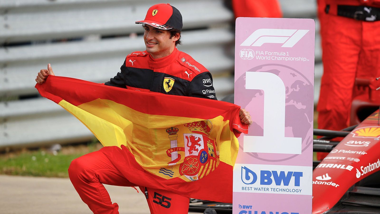 
                <strong>Gewinner: Carlos Sainz </strong><br>
                In seinem 150. Rennen holt der Spanier seinen ersten Sieg in der Formel 1. Verliert den Start gegen Max Verstappen, bekommt durch die Rote Flagge beim Re-Start eine zweite Chance und kann diese vorerst nutzen. Leistet sich dann einen Fahrfehler und fällt zunächst zurück. Durch ein Safety-Car in der Schlussphase und den Wechsel auf frische, weiche Reifen kann Sainz dann doch noch den Sieg einfahren.
              