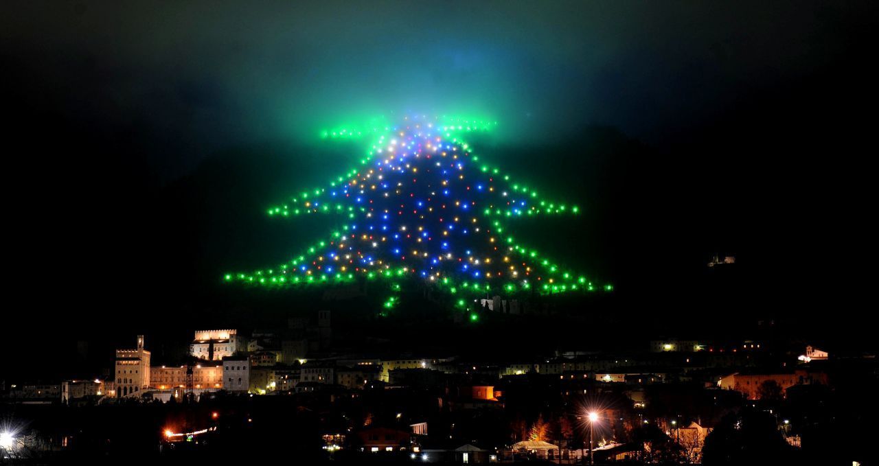 Der Monte Ingino vor den Toren der italienischen Stadt Gubbio liegt der offiziell größte Weihnachtsbaum - allerdings ist er nicht echt. Er besteht aus fast 1.000 grünen und bunten Lichtern.
