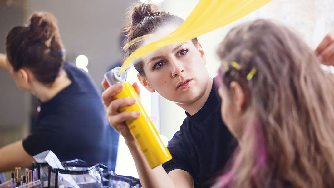 Haare toupieren: Wie funktioniert es? Worauf solltet ihr achten? Und welche Haartypen eignen sich hierfür eigentlich? Die Antworten im Beauty-Artikel.