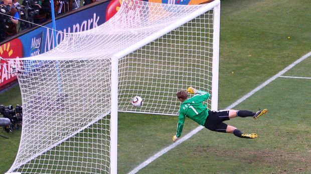 
                <strong>WM 2010 - Südafrika</strong><br>
                Im Achtelfinale der vergangenen Weltmeisterschaft führt Deutschland gegen England mit 2:0, als Frank Lampards Schuss an die Unterkante der Latte abprallt. Der Ball kommt hinter der Linie auf, doch der Schiedsrichter entscheidet: kein Tor. Deutschland gewinnt mit 4:1.
              