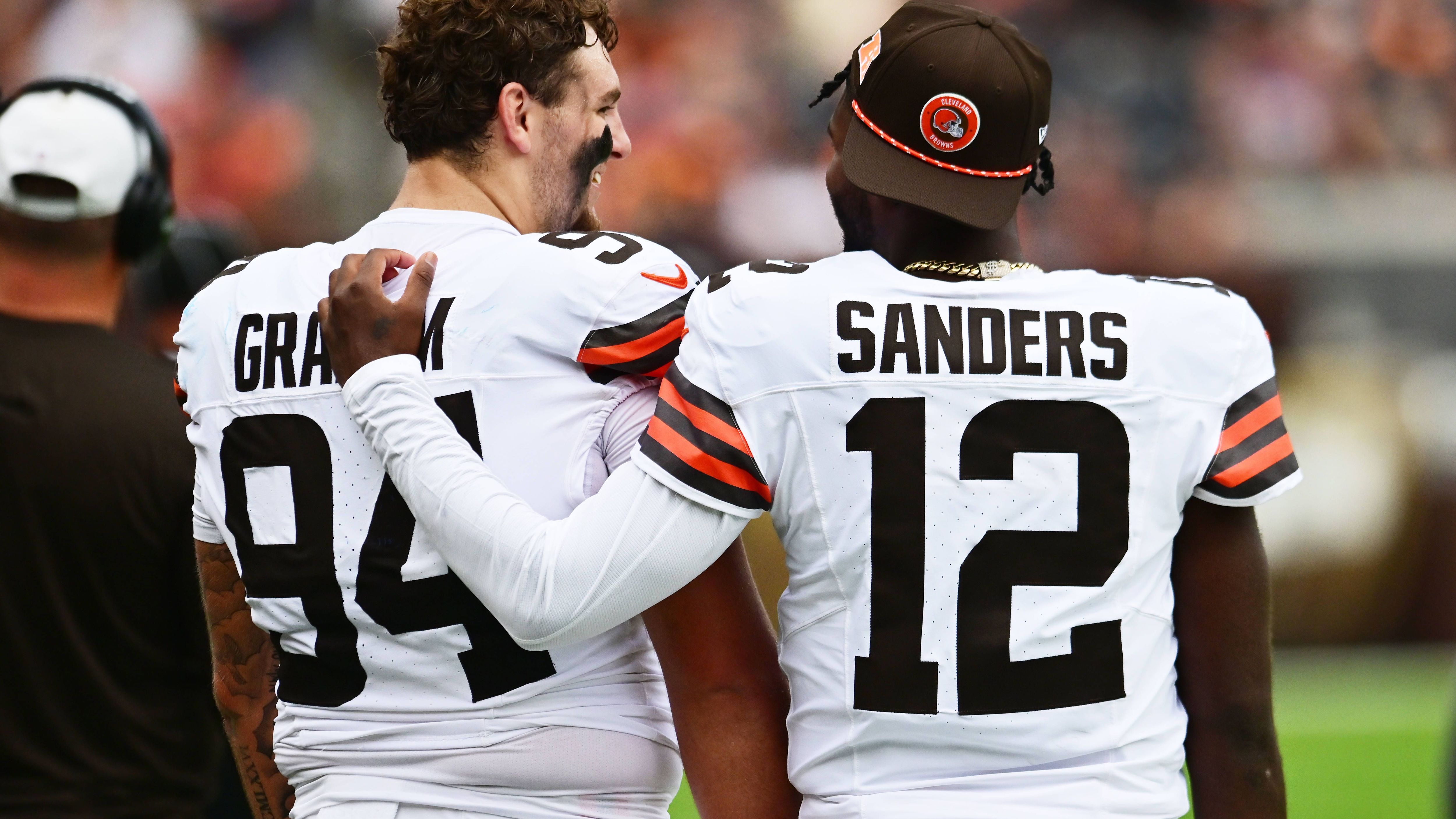<strong>Cleveland Browns</strong><br>Hier war was los! Nach der mutigen Entscheidung, QB Kenny Pickett zu den Las Vegas Raiders abzugeben, scheint erstmal - etwas - Ruhe in Cleveland einzukehren. Man vertraut den QB-Rookies um Shedeur Sanders und Dillon Gabriel. Beide Talente hatten gute und weniger gute Momente, aber waren vielversprechend. Bis mehr daraus wird, ist Oldie Joe Flacco am Ruder. Auch die restlichen Rookies waren gut. Der Trend ist positiv! Aber es wartet noch viel Arbeit auf Head Coach Kevin Stefanski. Auch wenn das Team die Preseason 3-0 abschloss.<br><strong>Note: 2</strong>