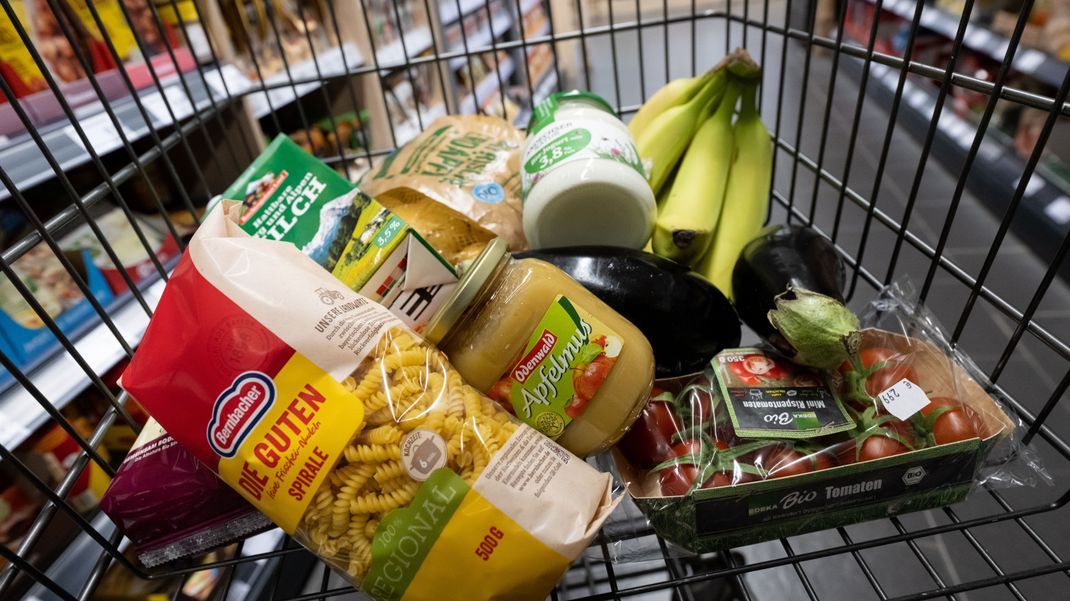 Verbraucher:innen können sich freuen. Einige Lebensmittel sind günstiger geworden. Darunter Kaffee, Butter, Öl sowie manche Obst- und Gemüsesorten.
