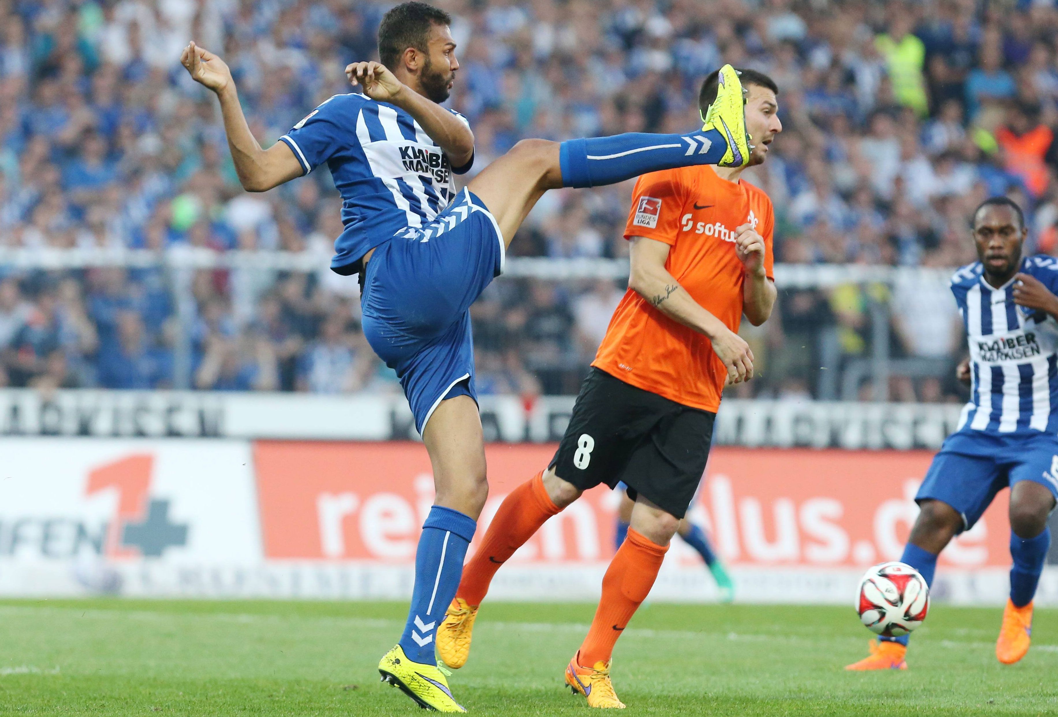 
                <strong>Der Brecher: Daniel Gordon</strong><br>
                An seiner Seite spielt der jamaikanische Nationalspieler Daniel Gordon. Der FSV Frankfurt benötigte die Dienste des Verteidigers nicht mehr und gab ihn ablösefrei an den KSC ab. Der 30-Jährige könnte nun erstmalig aufsteigen.
              