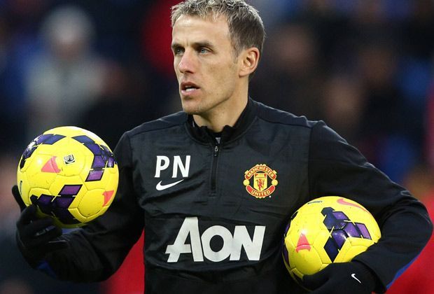 
                <strong>Phil Neville</strong><br>
                Schon mit 13 Jahren trug Phil Neville das Trikot von Manchester United. Insgesamt 15 Jahre war er dem Verein verbunden, absolvierte 263 Spiele als Profi und gewann neben sechs englischen Meisterschaften auch die Champions League.
              