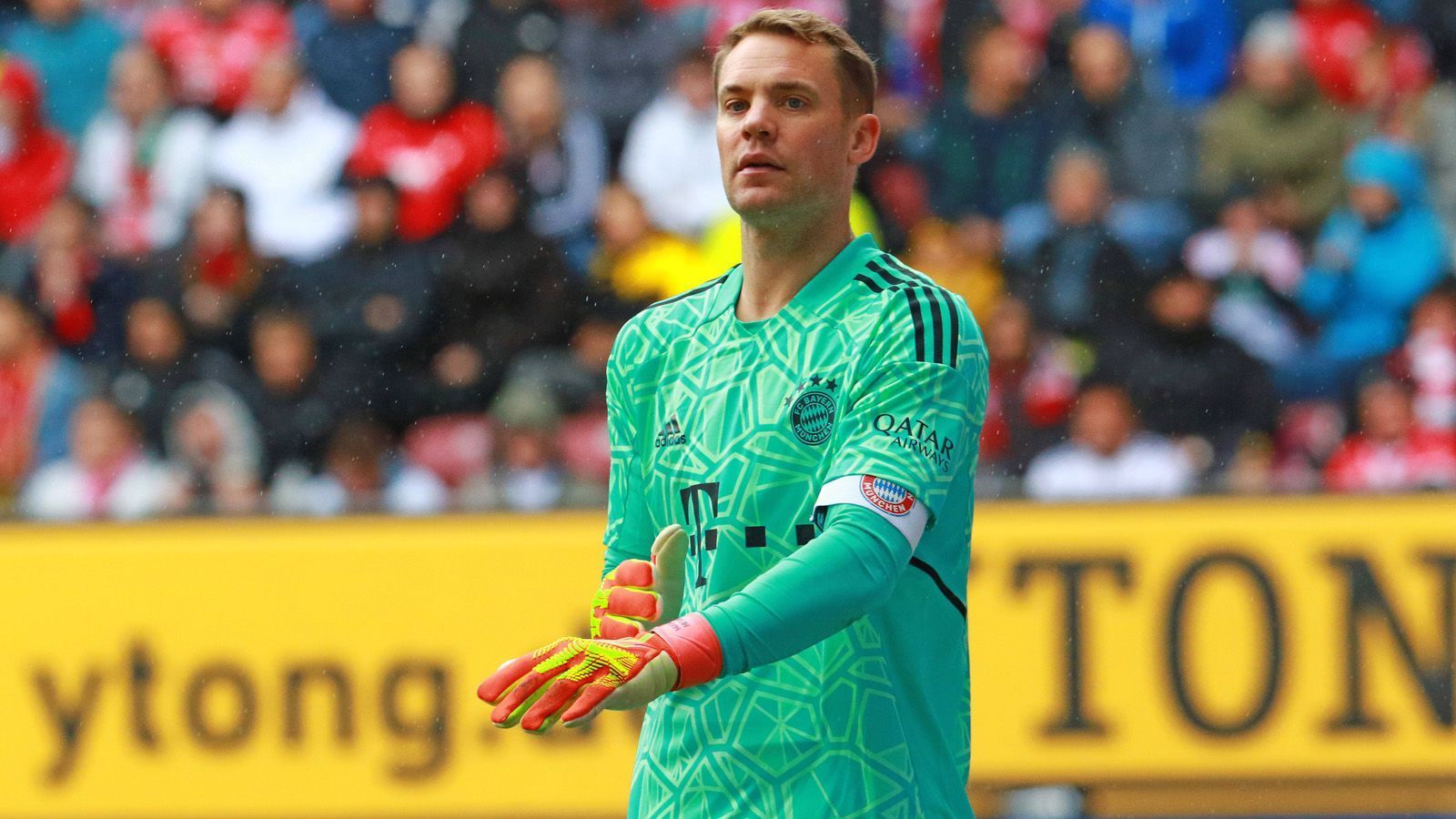 
                <strong>Manuel Neuer</strong><br>
                Der Kapitän und Torwart kassierte in zehn Pflichtspielen neun Gegentore. Als Anführer und überragender Schlussmann ist er unumstritten. In der Schlussphase gegen Augsburg wäre ihm fast sogar ein Tor gelungen. ran-Durchschnittsnote: 2,88
              