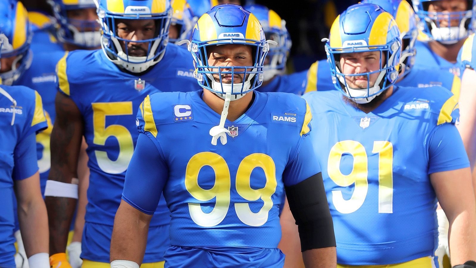
                <strong>Nerviger Drecksack</strong><br>
                Auf dem Platz ist Aaron Donald der Typ Drecksack, wie man ihn sich wünscht - allerdings nur in der eigenen Mannschaft. Alle anderen mögen den Spielstil des Tackle, einer der besten Defensiv-Spieler der Liga, natürlich nicht. Dabei geht es gar nicht um hinterlistige Aktionen oder dreckige Fouls, sondern darum, dass jemand, der eine gegnerische Offensive aushebeln kann, einfach unfassbar nervt.
              