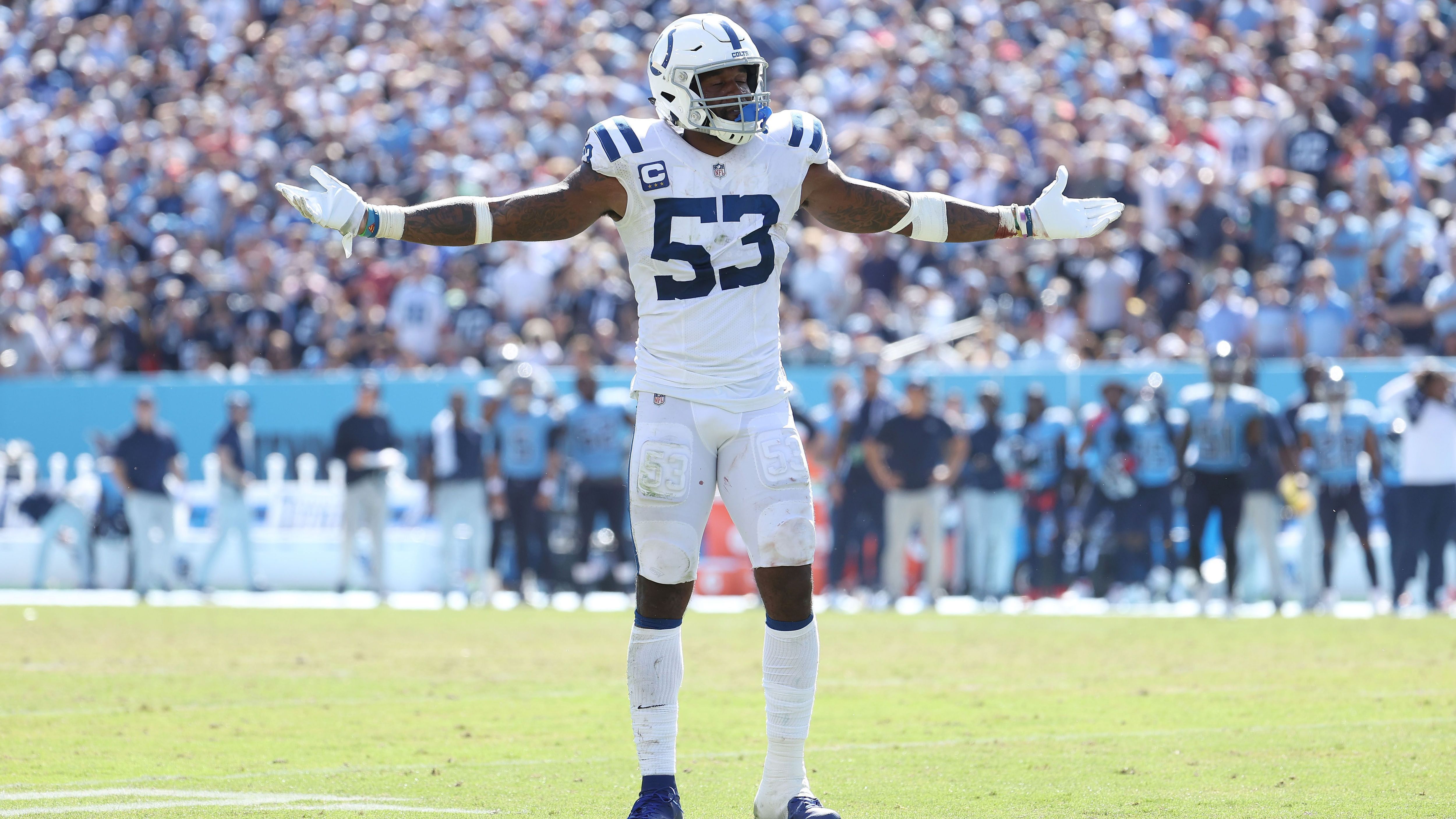 
                <strong>Darius Leonard </strong><br>
                Der Linebacker mit dem Spitznamen "Maniac" ist ebenfalls einer der besten Spieler der Liga und seit Jahren ein Anker in der Colts-Verteidigung. 2018 wurde der frühere Zweitrundenpick direkt als Defensive Rookie of the Year ausgezeichnet, es folgten vier All-Pro- (davon drei für das First-Team) und drei Pro-Bowl-Nominierungen. Leonard ist der unumstrittene Anführer in Indianapolis und unterschrieb erst im vergangenen Jahr einen lukrativen Fünfjahresvertrag. Auch ihn dürften die Free-Agency-Verstärkungen freuen.
              