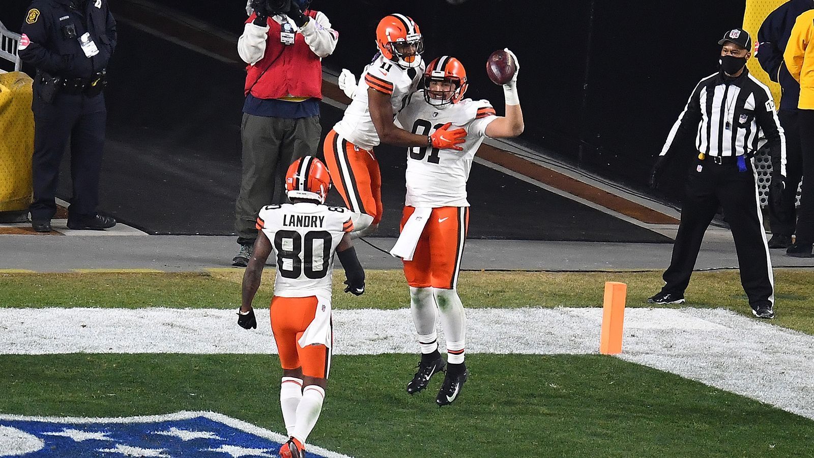 
                <strong>Wild Card Round: Browns mit historischem ersten Viertel</strong><br>
                Und die Browns holten sich auch mit ihrem spektakulären ersten Viertel einen Rekord. Es ist nicht nur der erste Playoffs-Sieg von Cleveland seit 1994, sondern auch das erste Mal in der Geschichte der NFL-Playoffs, dass ein Team in einem ersten Viertel satte 28 Punkte erzielt. Den ersten Touchdown gab es bereits nach 14 Sekunden und einem verunglückten Punt der Steelers. Es folgten ein Touchdown-Pass von Baker Mayfield auf Austin Hooper und zwei Rushing-Touchdowns von Kareem Hunt.
              