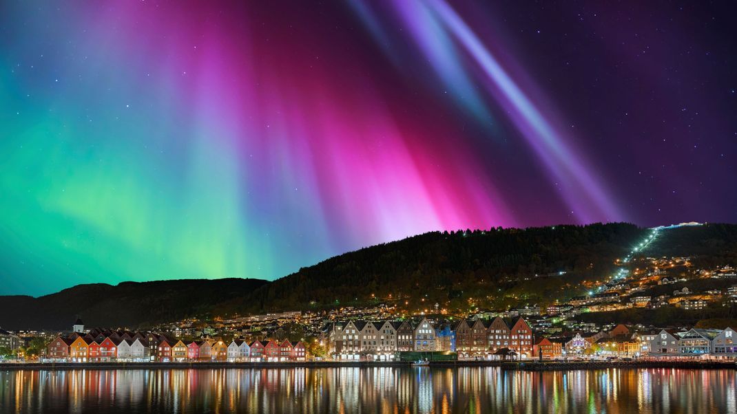 Magisches Polarlicht-Spektakel: Nordlicht in der norwegischen Stadt Bergen