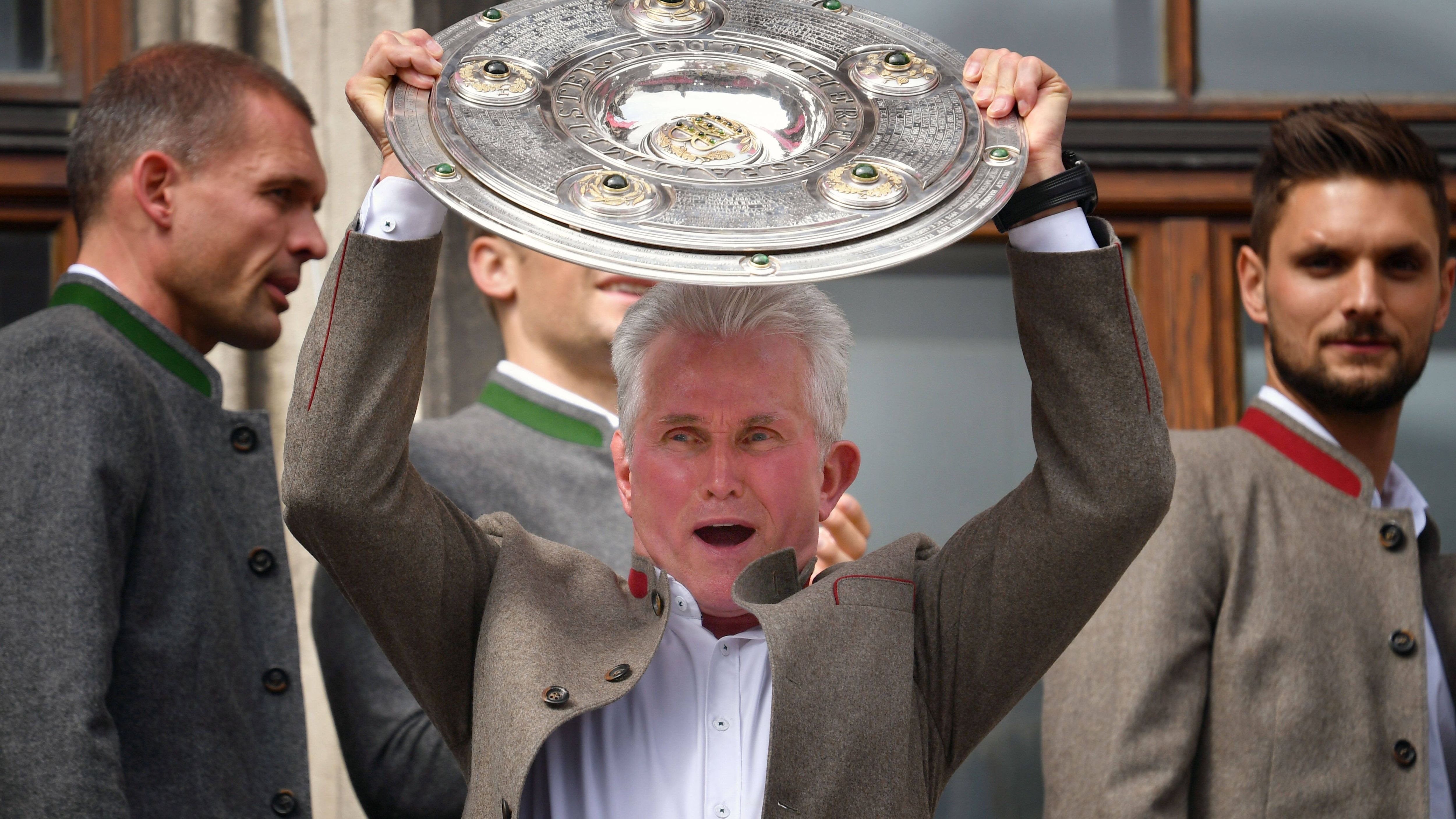 
                <strong>Saison 2017/2018 - Titel Nummer sechs</strong><br>
                … und so überzeugend wie Hoeneß auf Heynckes gewirkt haben muss, so überzeugend wirkte Heynckes auf die Mannschaft. Er vollbrachte einen beachtlichen Turnaround, führte sein Team erneut zum Titel - mit 21 Punkten Vorsprung auf, ja tatsächlich, Schalke 04 -, erreichte das Pokalfinale und scheiterte nur knapp im Halbfinale der Champions League an Real Madrid.
              