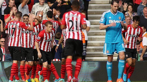 
                <strong>Premier League: Southampton FC - Sunderland AFC 8:0</strong><br>
                Premier League: FC Southampton - AFC Sunderland 8:0. In der vergangenen Saison war es nicht etwa Meister Chelsea, der die meisten Tore in einem Premier-League-Spiel schoss - es war überraschenderweise der FC Southampton. Am 18. Oktober 2014 gelang den "Saints" mit 8:0 der höchste Saisonerfolg gegen den AFC Sunderland.
              