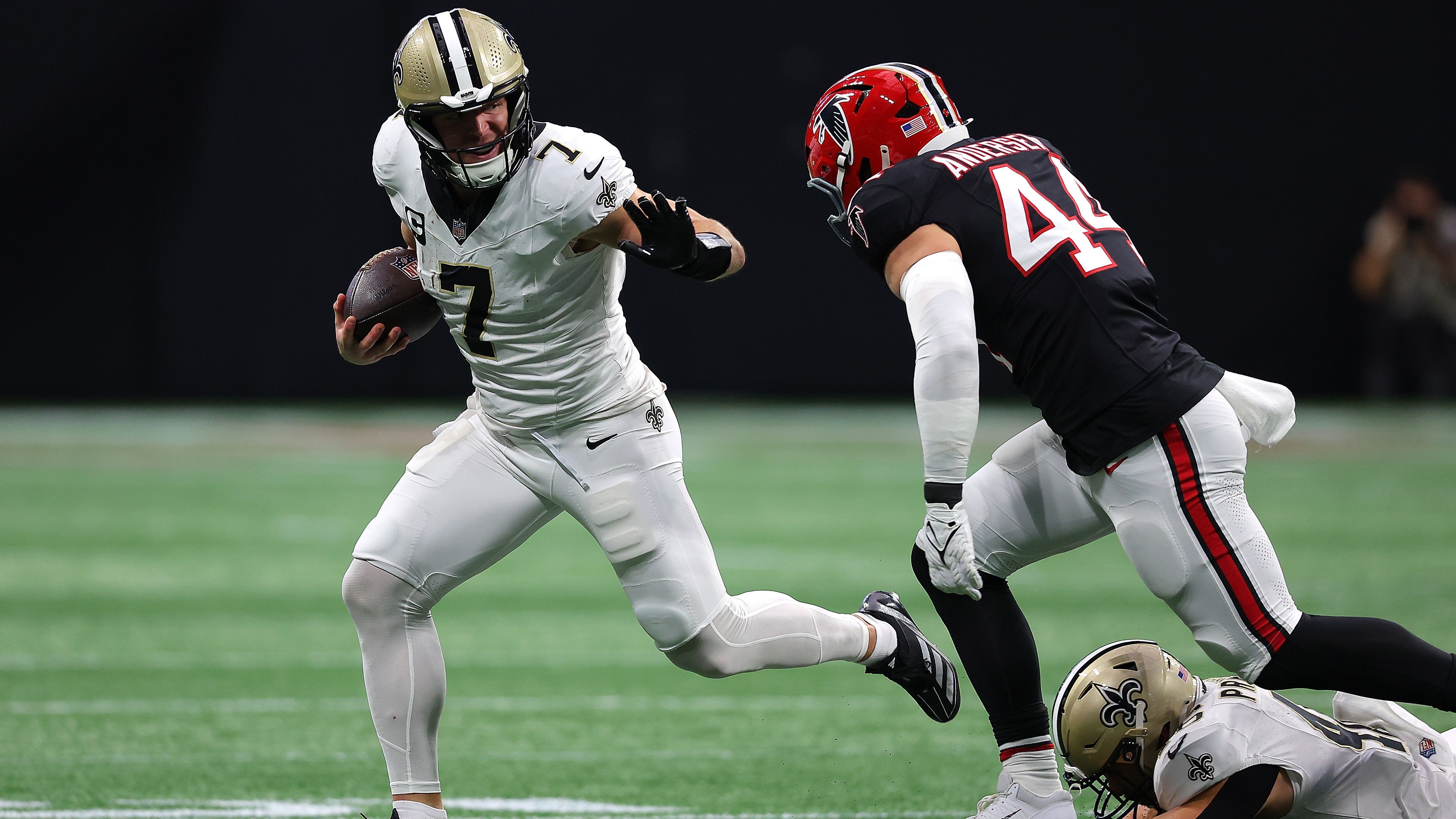 <strong>Taysom Hill (New Orleans Saints)</strong><br>Bei der 24:26-Niederlage gegen die Atlanta Falcons verletzte sich zuletzt Saints-Star Taysom Hill. Nun steht auch die genaue Diagnose fest - und sie ist ein herber Rückschlag für die Franchise aus New Orleans. "Er hat Rippenbrüche", bestätigte Saints-Coach Dennis Allen. Wann der 34-Jährige wieder in der NFL auf dem Feld stehen kann, steht noch nicht fest.