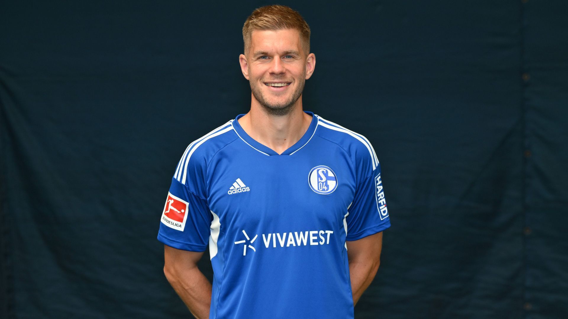 
                <strong>FC Schalke 04</strong><br>
                Von Schalke gibt es zwar schon die Trikots, erhältlich sind sie aber erst ab dem 15. Juli.
              