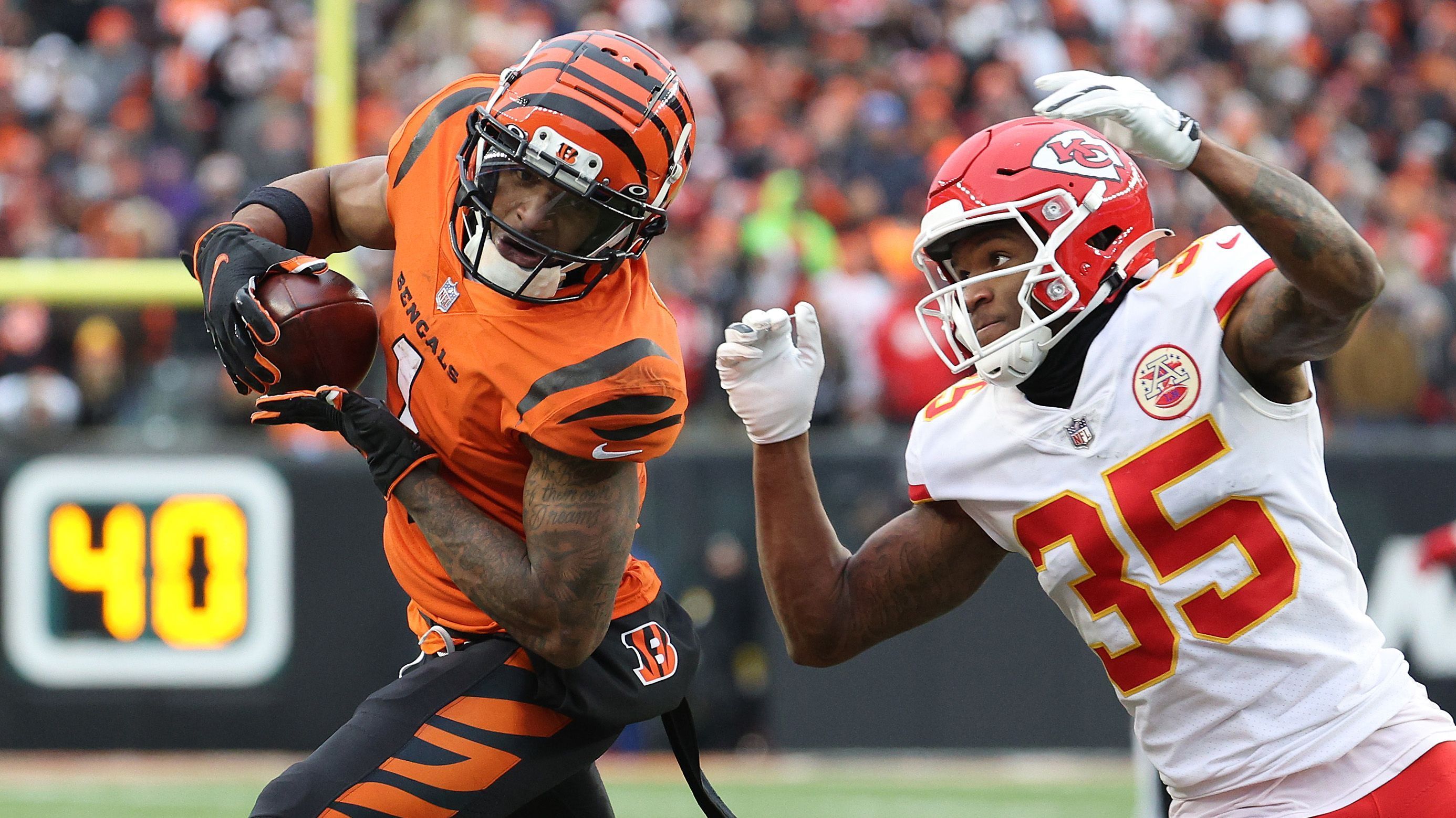 
                <strong>Bengals at Chiefs: Ja'Marr Chase vs. Chiefs-Secondary</strong><br>
                Einer von Burrows Top-Anspielstationen war damals Ja'Marr Chase, der mit 266 Receiving Yards und drei Touchdowns einen neuen Rookie-Rekord aufstellte. Im Championship Game muss die Chiefs-Secondary den 21-Jährigen unbedingt besser in den Griff bekommen. Dass dies in seiner derzeitigen Form nicht einfach ist, mussten auch die Titans und zuvor die Las Vegas Raiders anerkennen, die gegen Chase jeweils über 100 Receiving-Yards zuließen. Zudem offenbarten die Chiefs auch im Offensiv-Spektakel gegen die Bills teils eklatante Schwächen in der Pass-Verteidigung. Kriegen die Bengals ihren Star-Receiver früh ins Spiel, erhöhen sich die Chancen ungemein. 
              