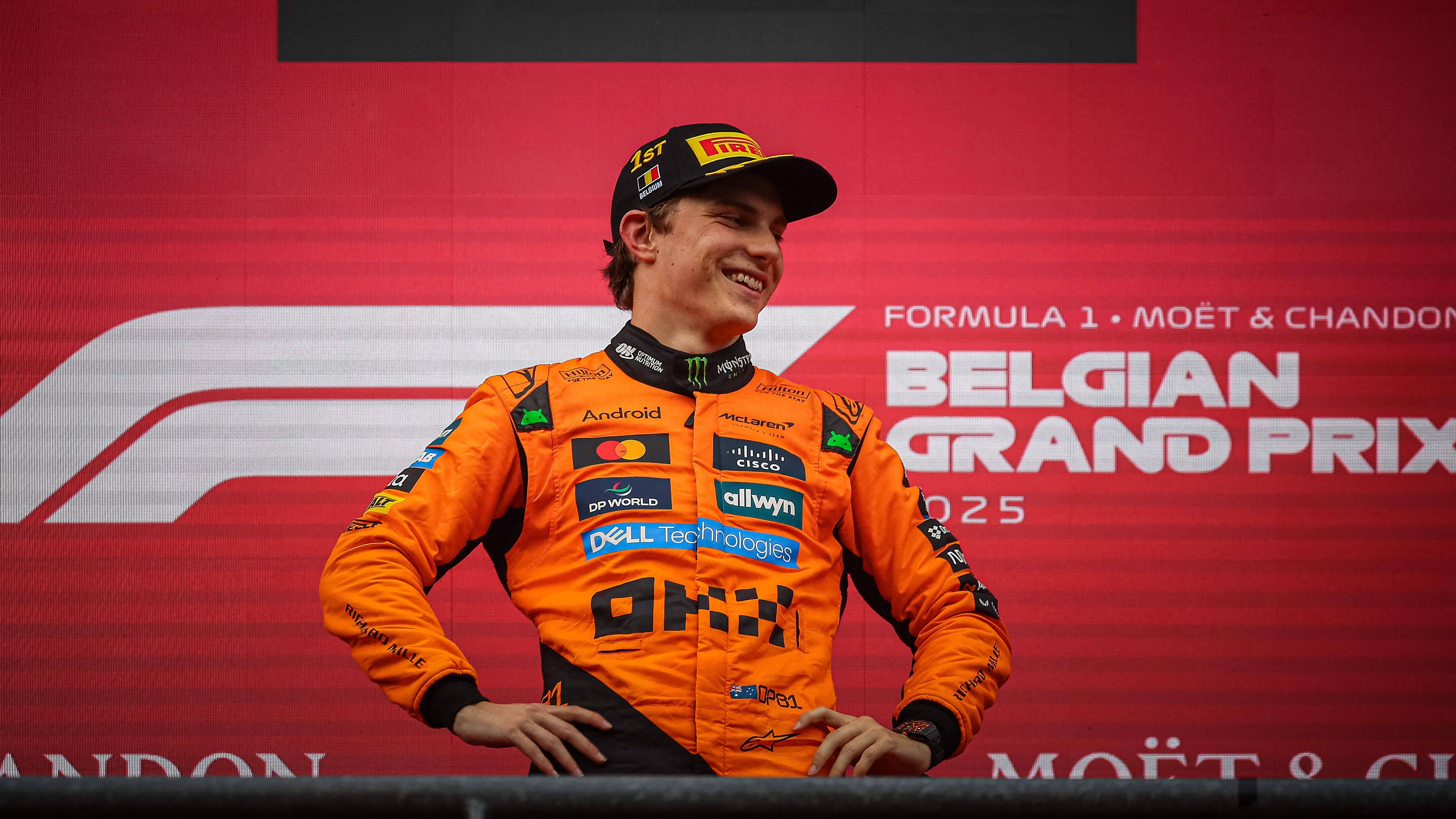 <strong>Platz 1: Oscar Piastri (McLaren)</strong><br>Der strahlende Sieger in Spa: Der WM-Führende Oscar Piastri. Nicht nur brach er am Freitag den Rundenrekord seiner ausgemachten Lieblingsstrecke, er erwies sich am Sonntag trotz des Drucks seines Teamkollegen als schneller Reifenflüsterer. Zudem verdoppelte er seine WM-Führung auf 16 Punkte.