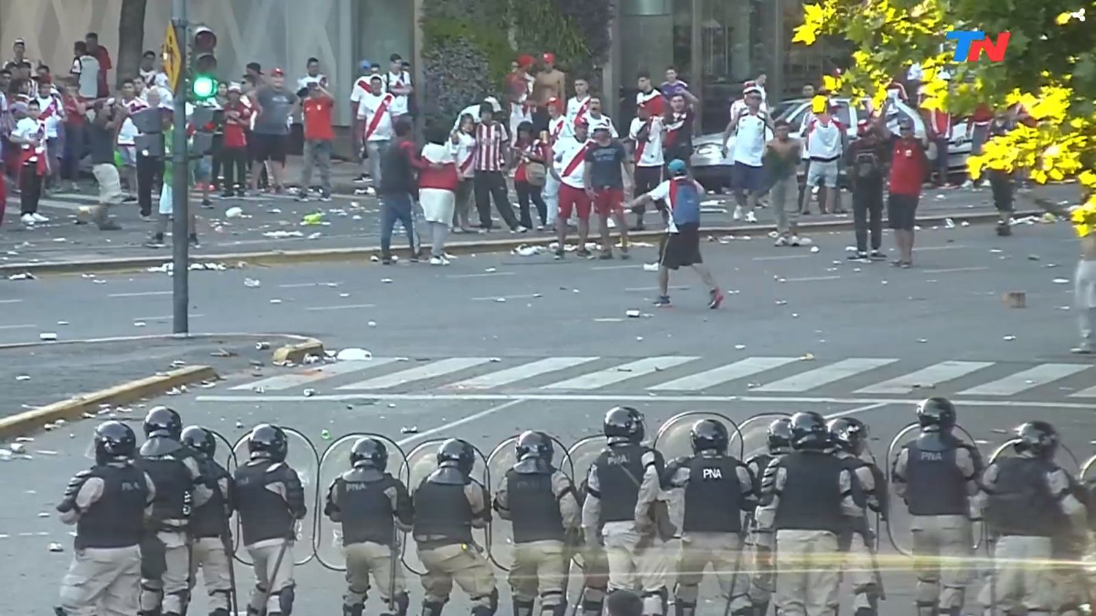 
                <strong>Außschreitungen vor dem Stadion</strong><br>
                Außerhalb des Stadions kam es mittlerweile zu weiteren Unruhen. Fans attackierten die Polizei und versuchten, sich gewaltsam Zutritt zum Stadion zu verschaffen. Boca-Präsident Daniel Angelici wurde unter Geleitschutz von 60 Polizisten zum Meeting mit den Verantwortlichen des Conmebol eskortiert.
              