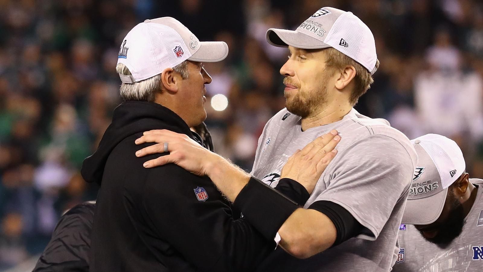 
                <strong>Eagles at Saints</strong><br>
                &#x2022; Nick Foles ist ein absolutes Playoff-Monster. Der Quarterback hat erst eine Partie verloren (4-1-Bilanz). Das aber ausgerechnet gegen die New Orleans Saints. Beim Aufeinandertreffen am 4. Janaur 2014 kam Foles aber auf zwei Touchdown-Pässe und ein Passer-Rating von 105.<br>&#x2022; Eagles-Coach Doug Pederson hat als Head Coach noch nicht ein einziges Playoff-Spiel verloren. Der 50-Jährige steht bei einer 4-0-Bilanz.<br>
              